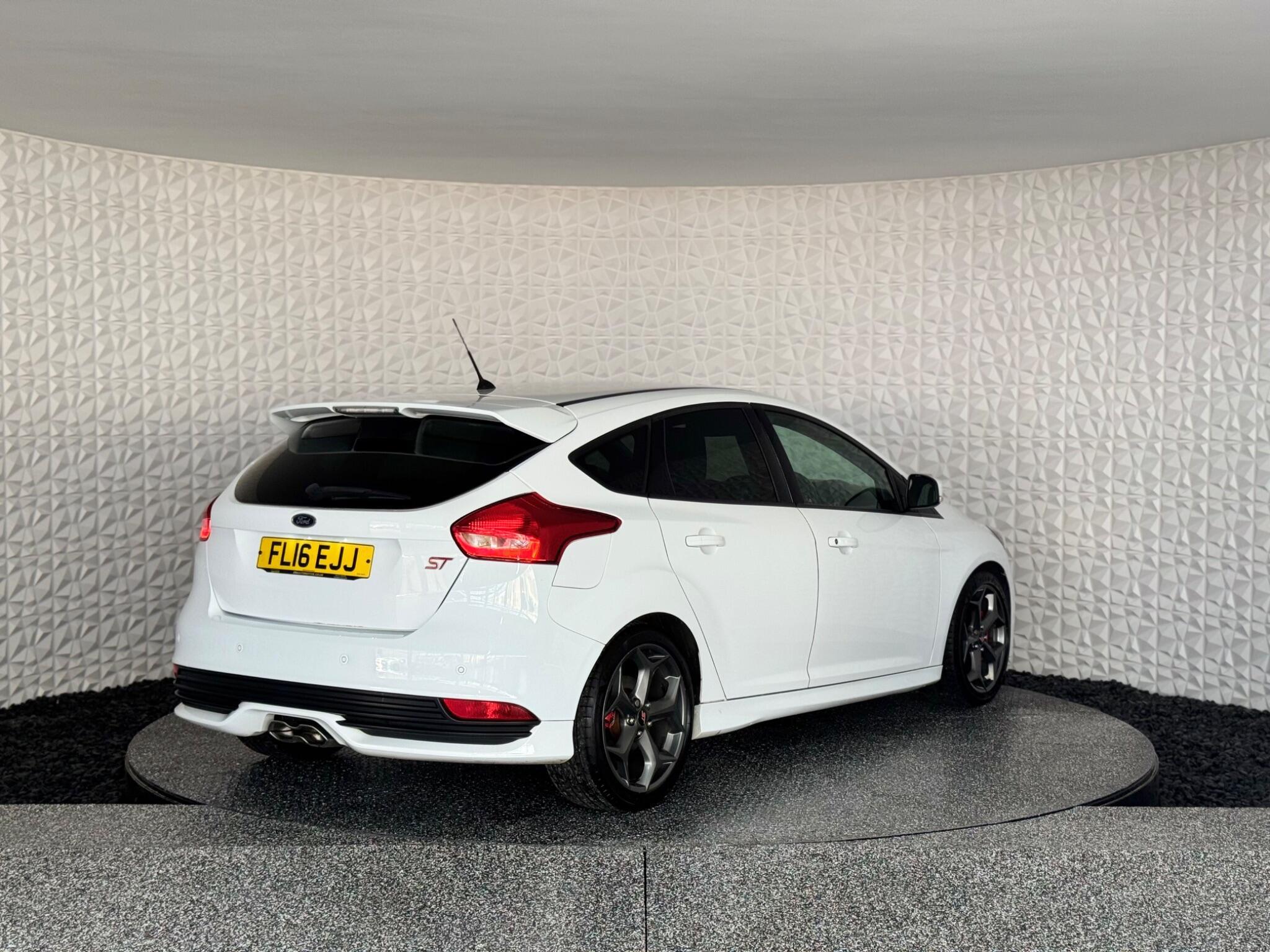 Ford Focus - Image 13