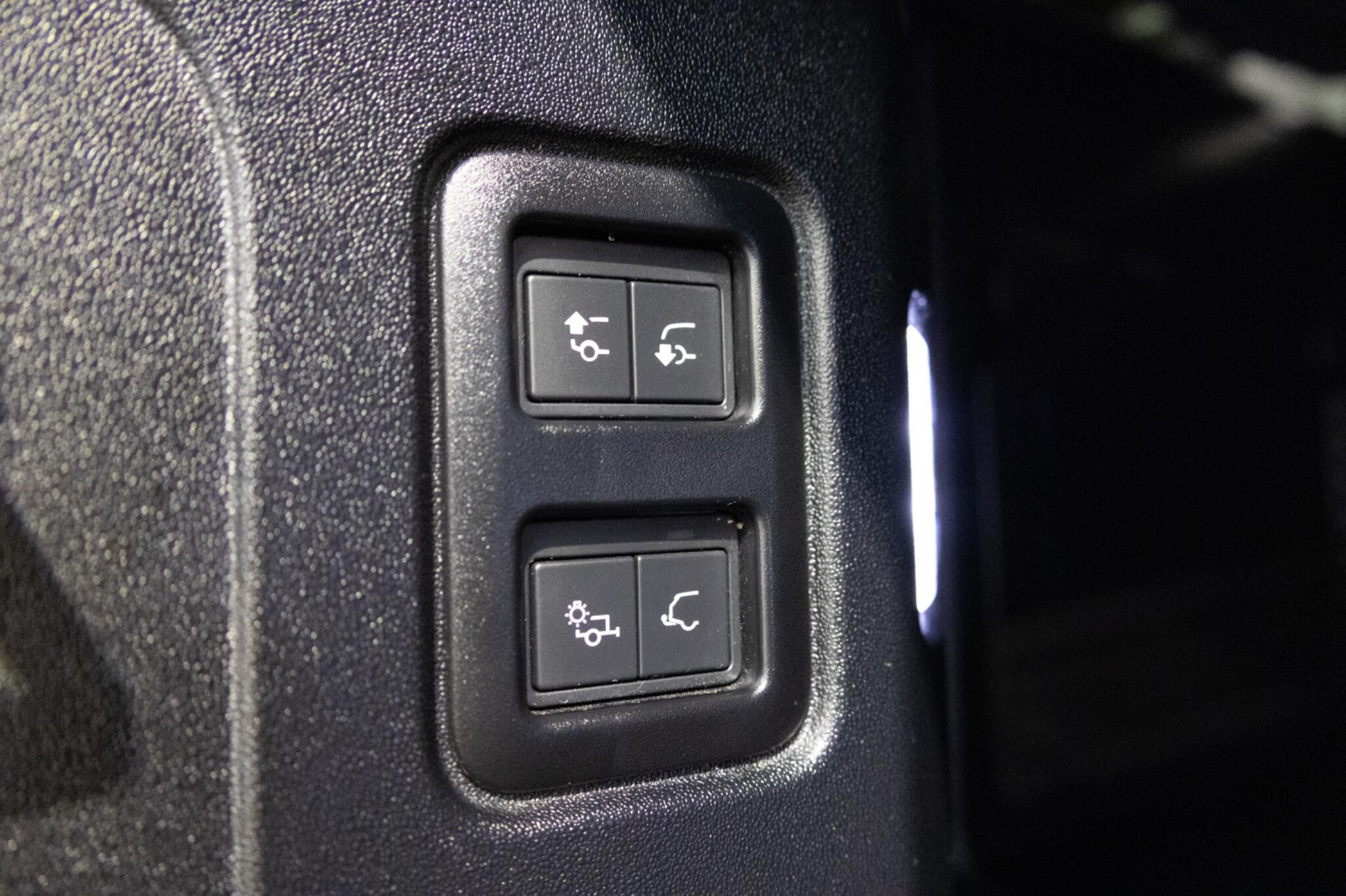 Land Rover Defender 110 - Image 11