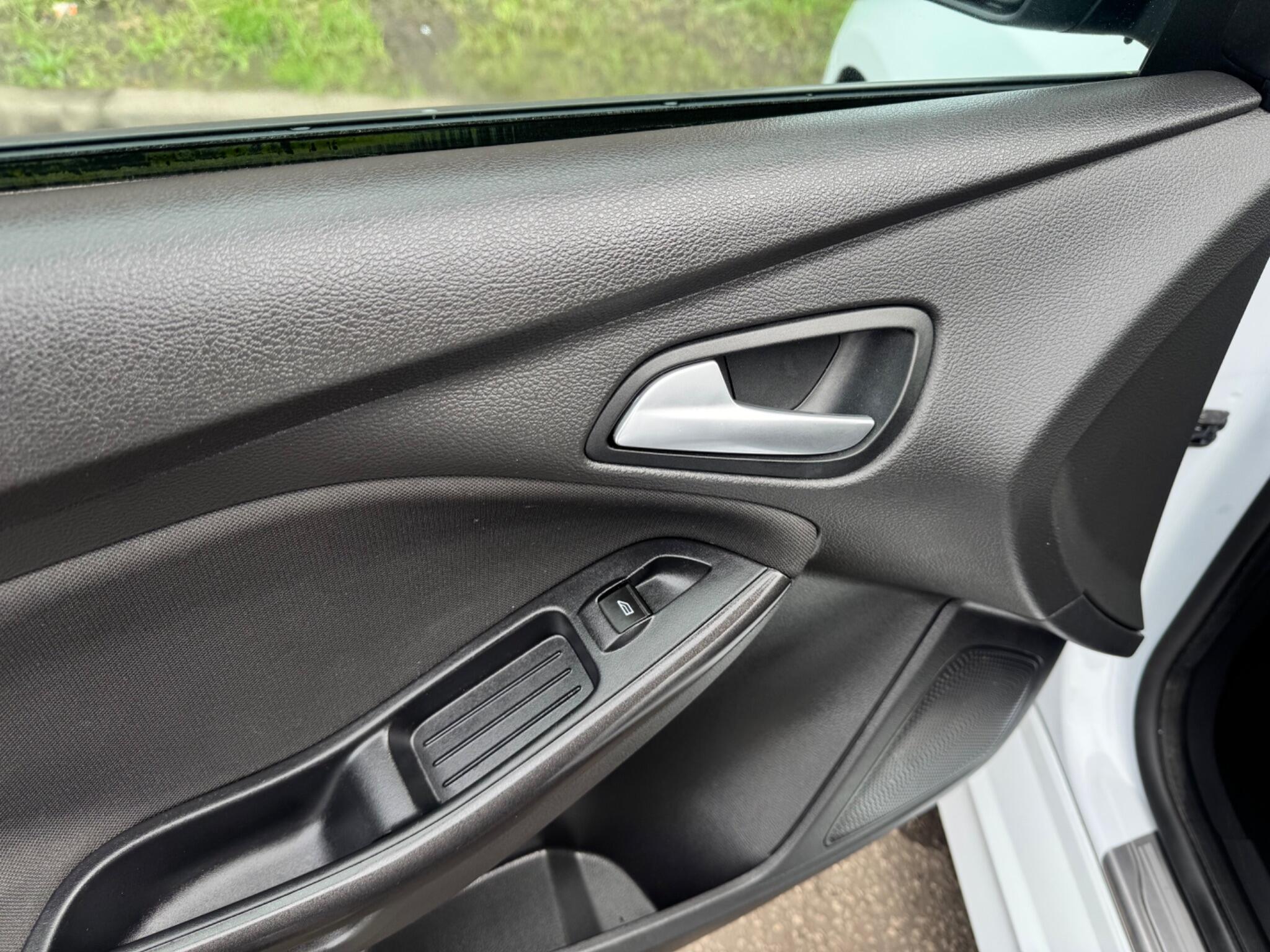 Ford Focus - Image 33