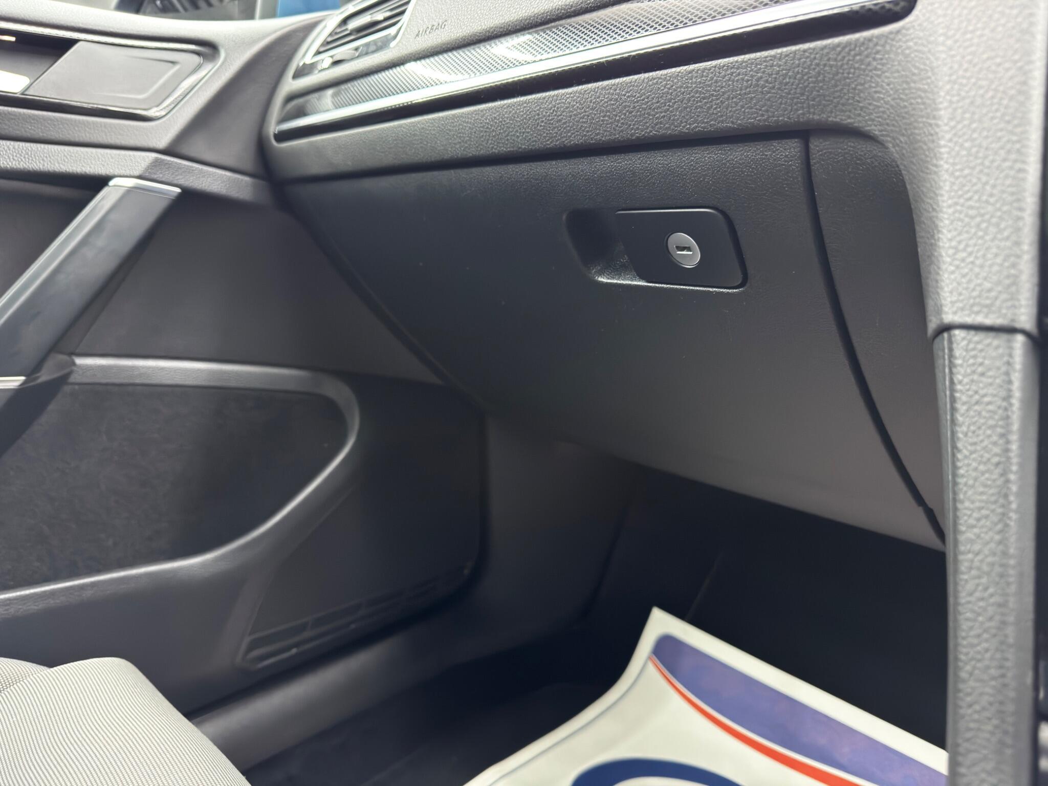 Volkswagen Golf - Image 36