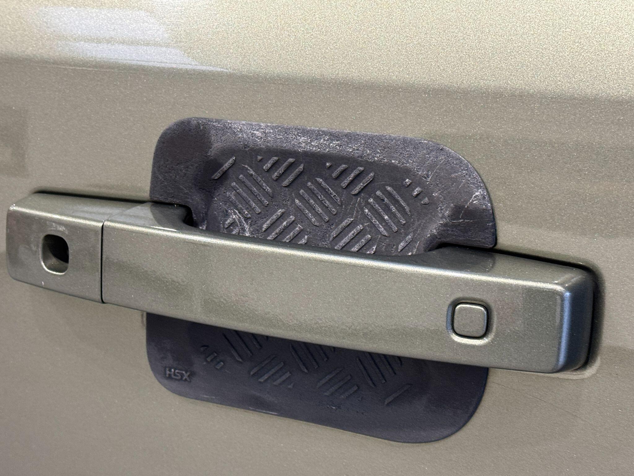 Land Rover Defender 110 - Image 68