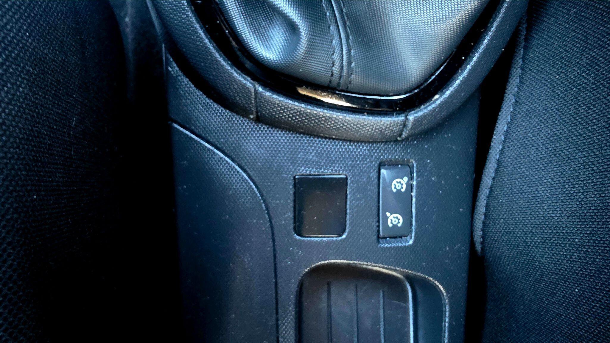 Renault Clio - Image 29