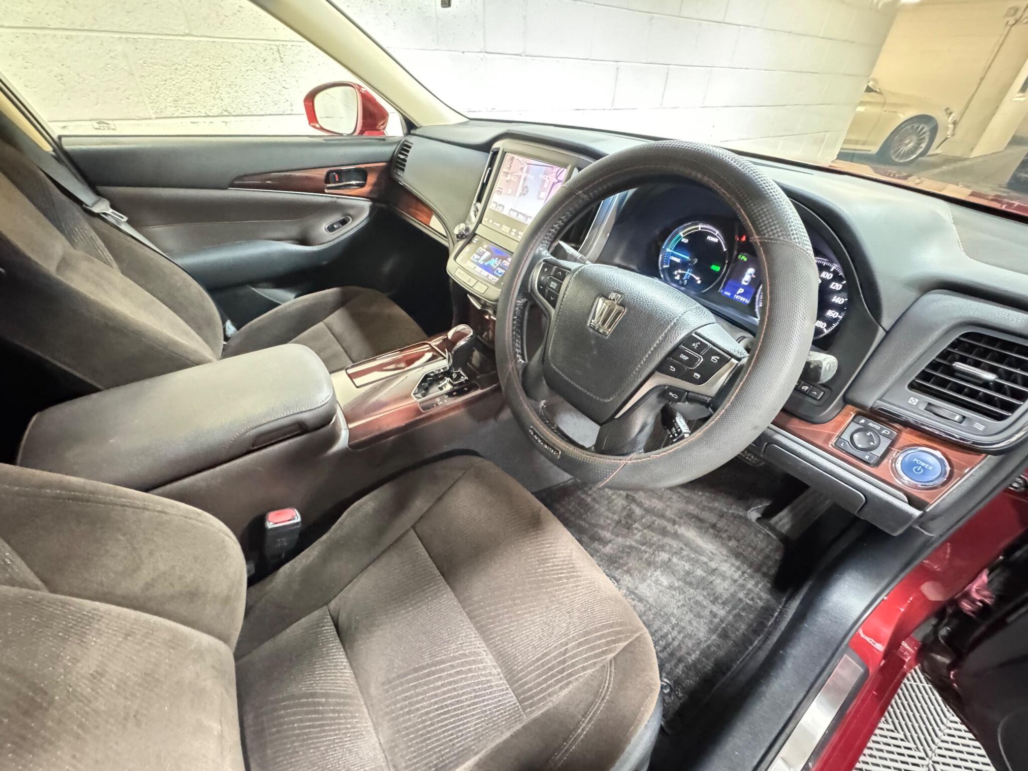 Toyota CROWN - Image 8