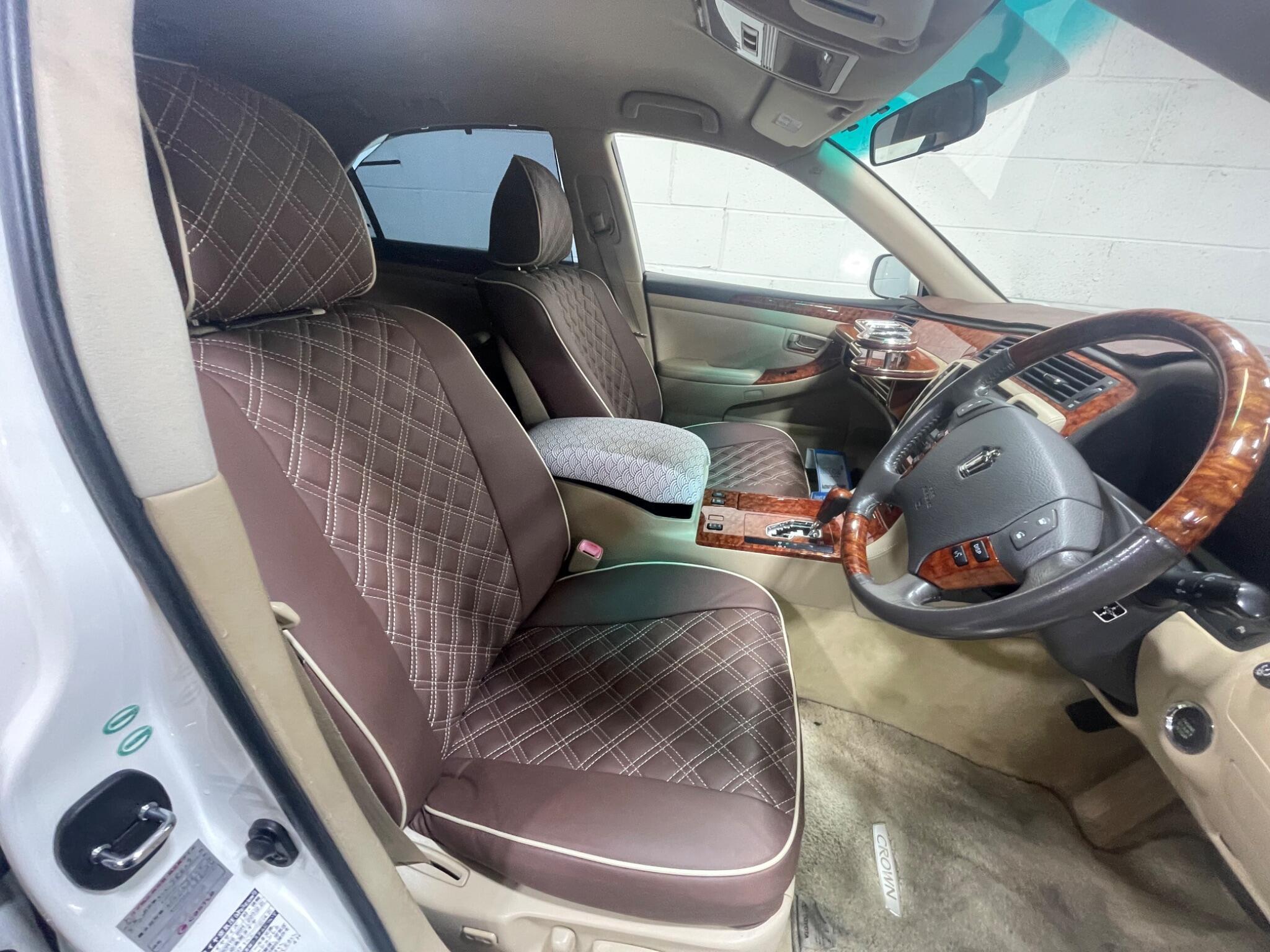 Toyota CROWN - Image 6