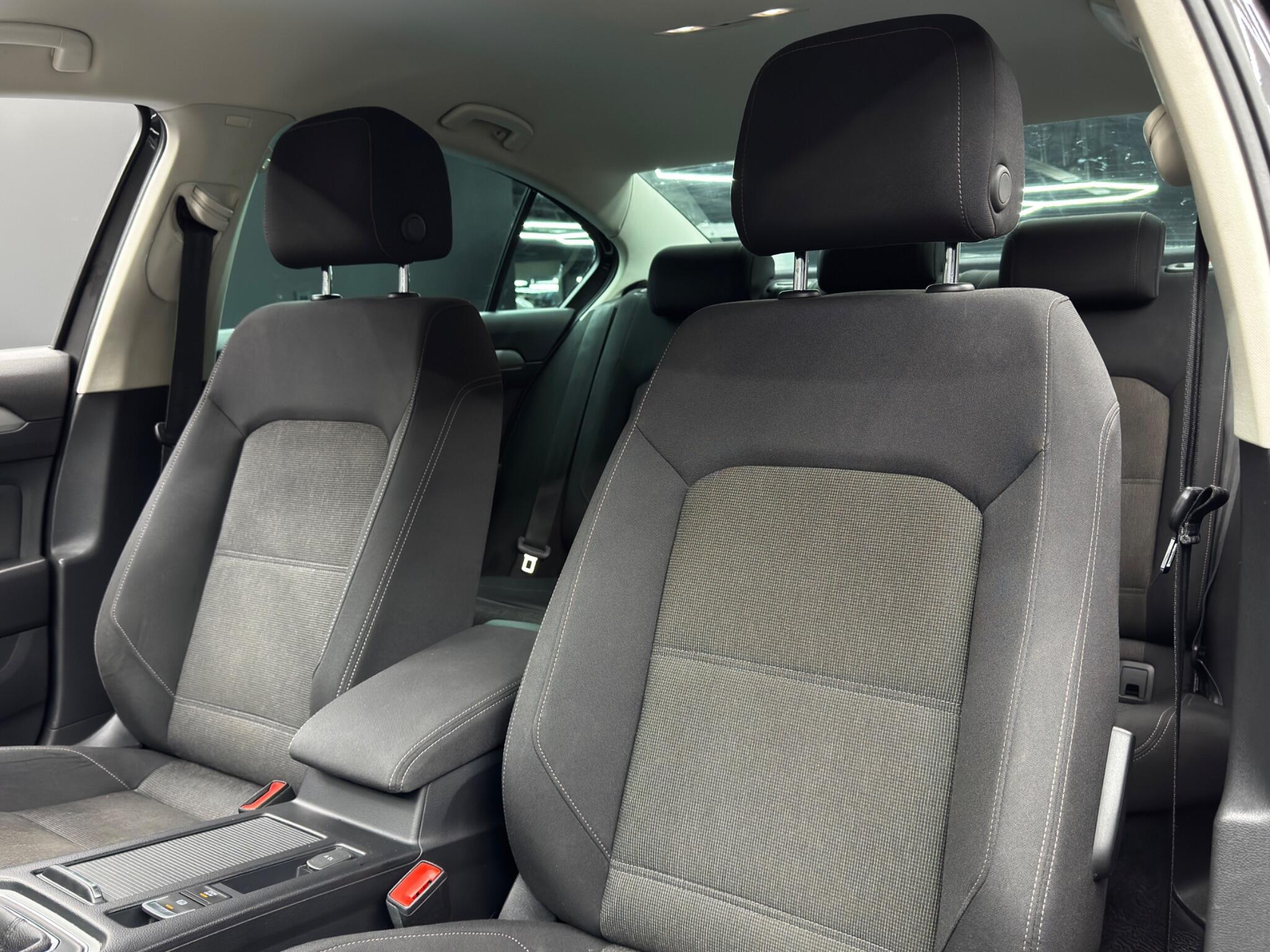 Volkswagen Passat - Image 14