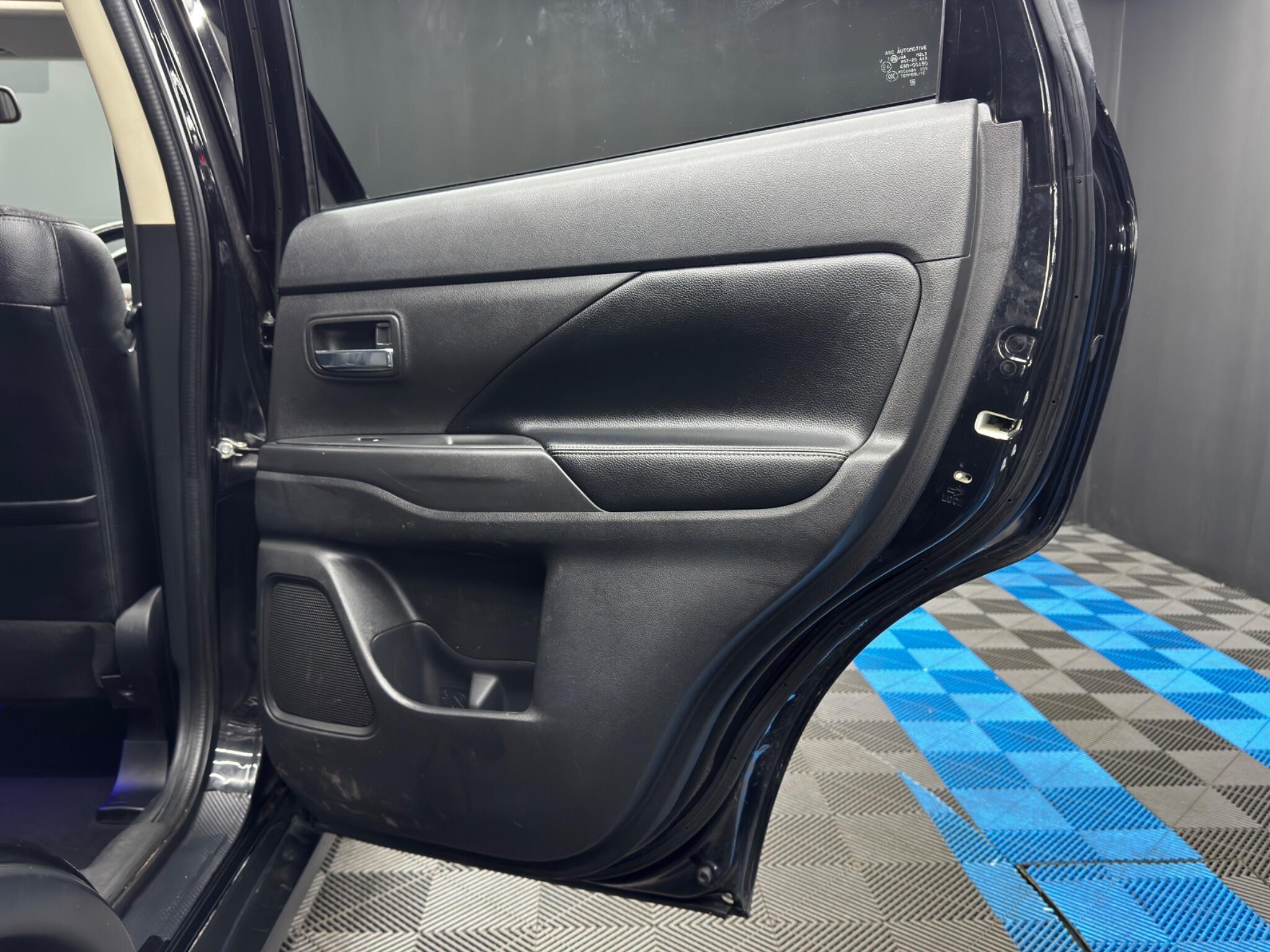 Mitsubishi Outlander - Image 39