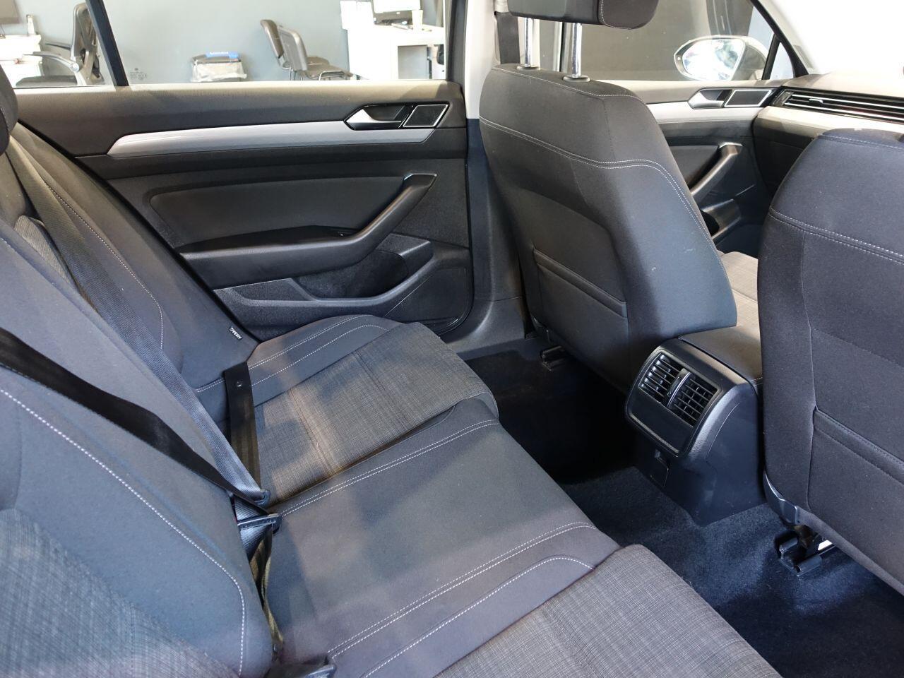 Volkswagen Passat - Image 15