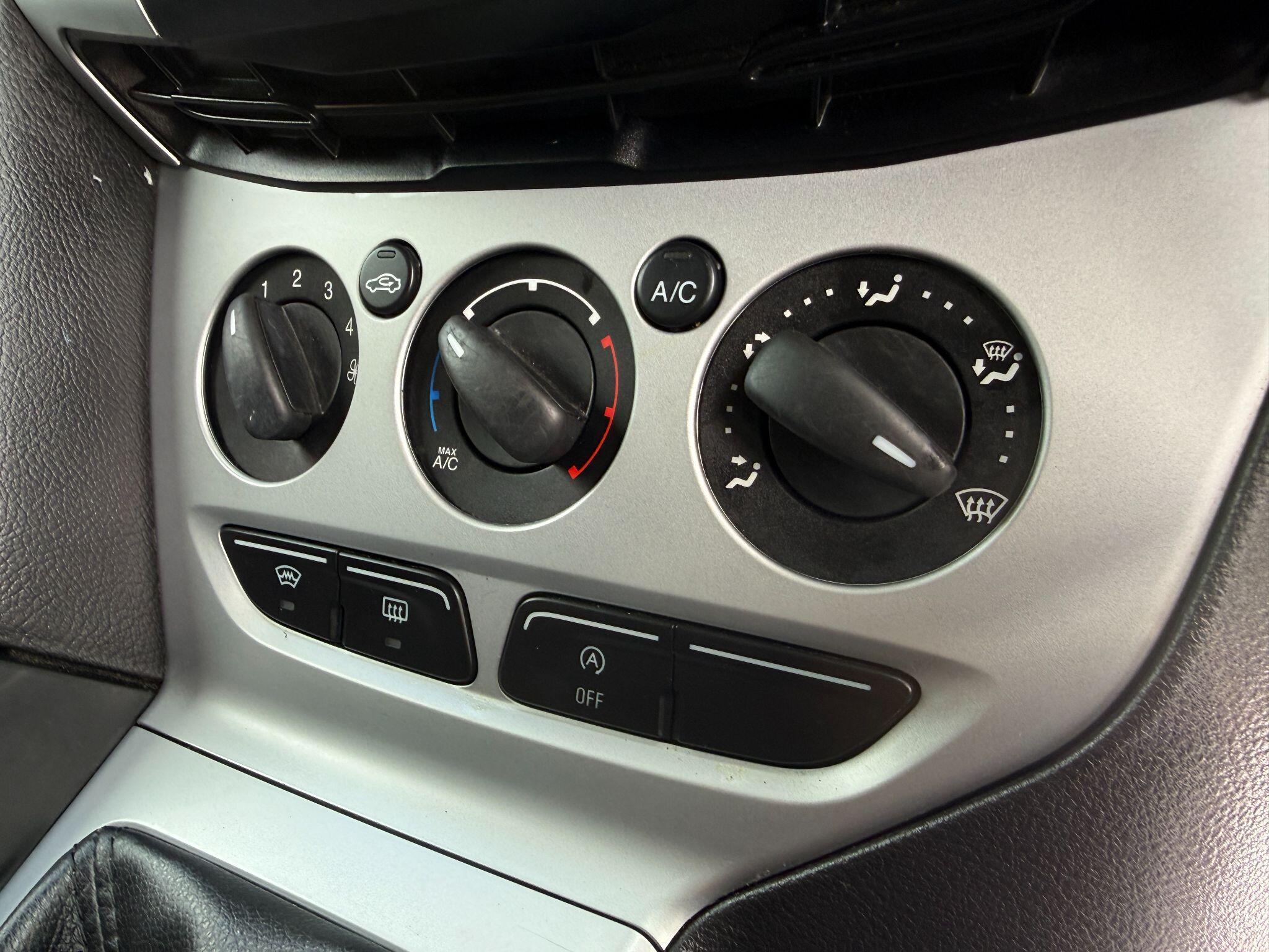 Ford Focus - Image 44