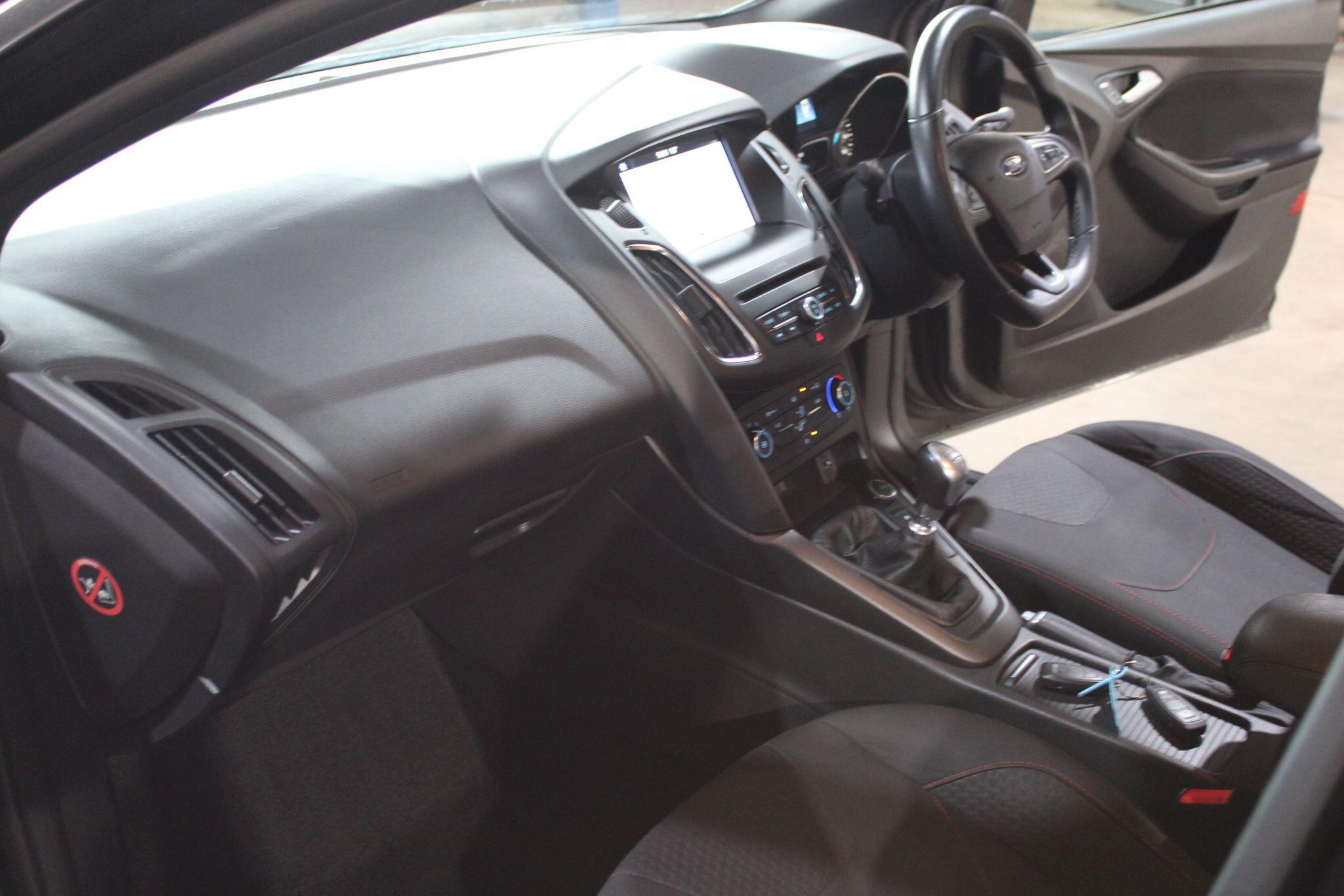 Ford Focus - Image 15