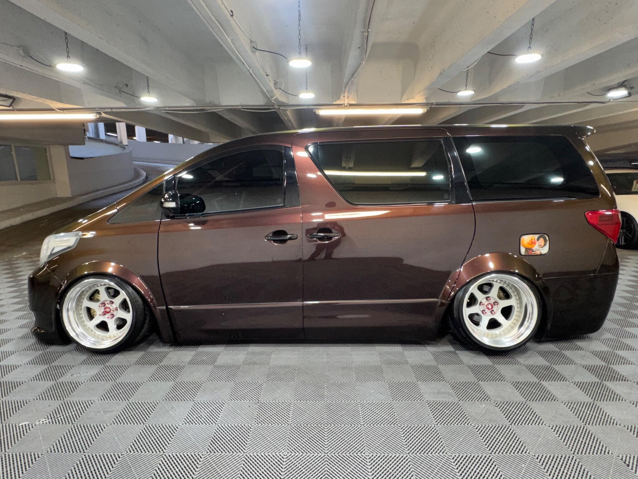 Toyota Alphard - Image 2