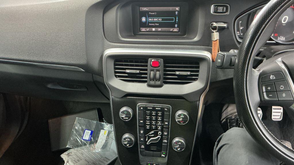 Volvo V40 - Image 2