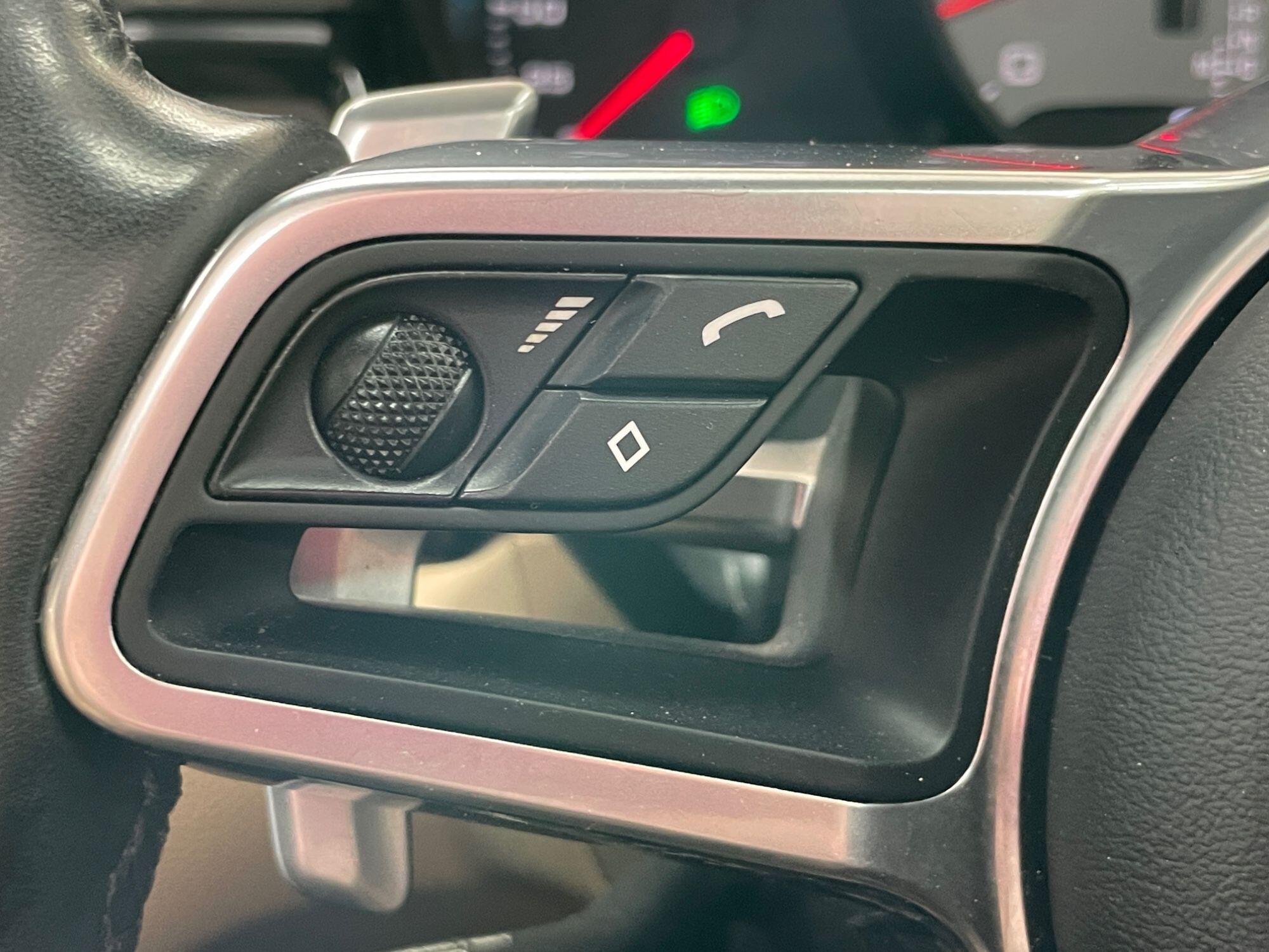 Porsche Macan - Image 40