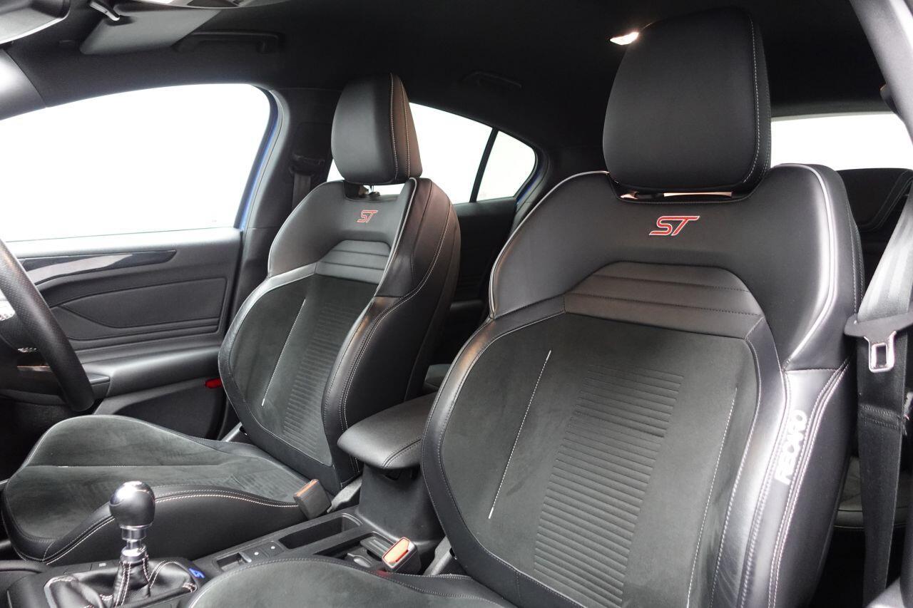 Ford Focus - Image 18