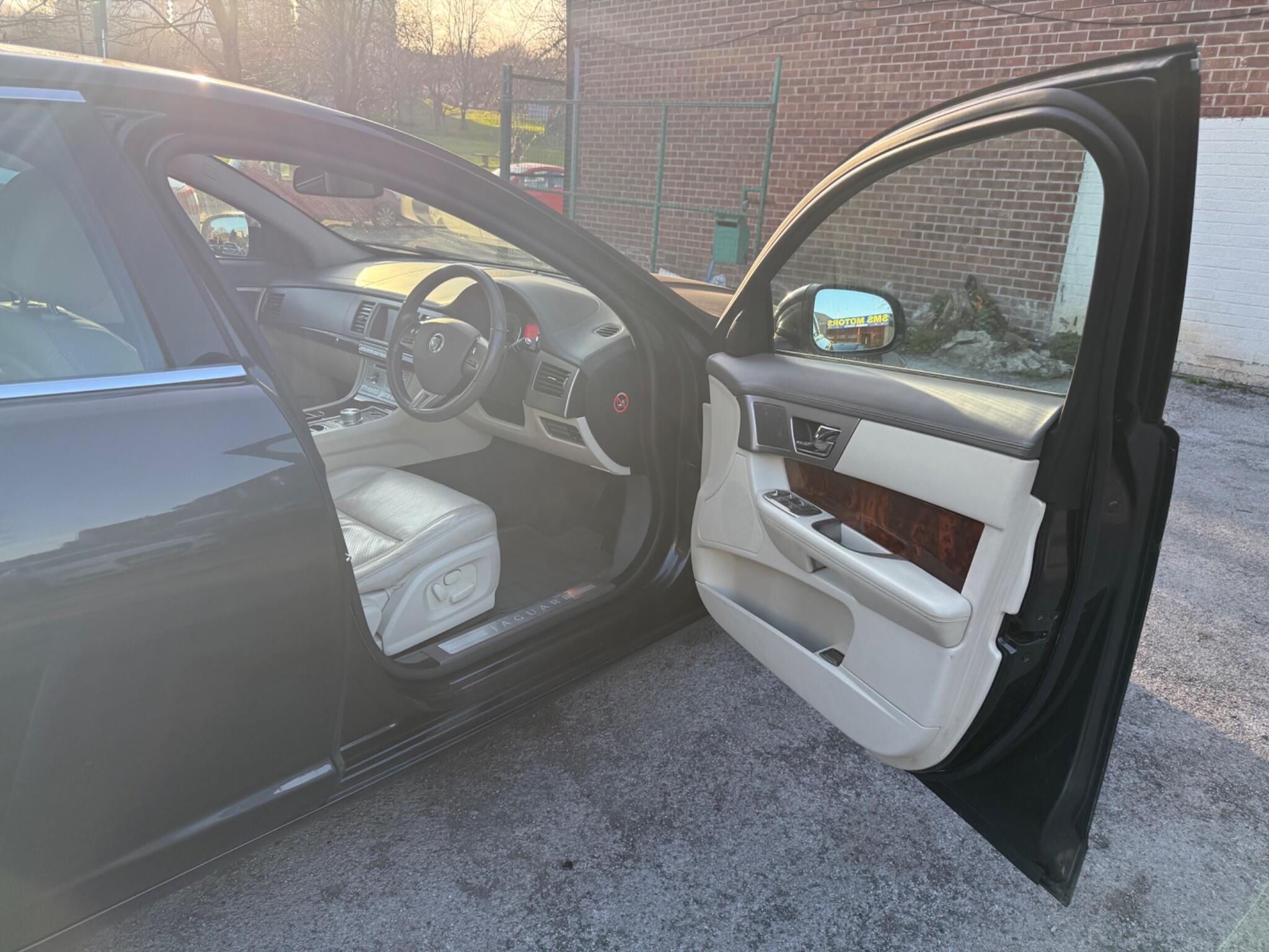 Jaguar XF - Image 21