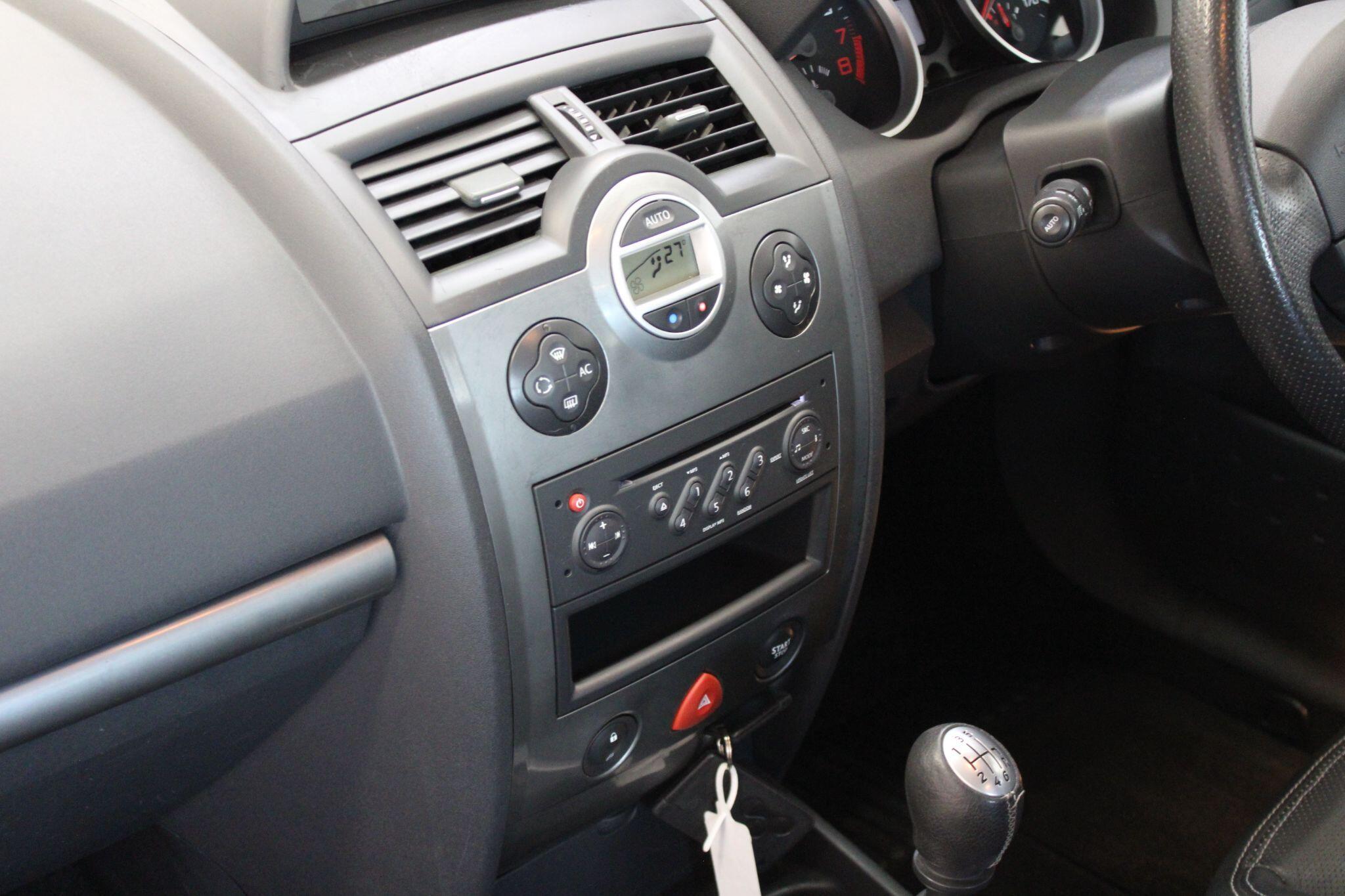 Renault Megane - Image 23