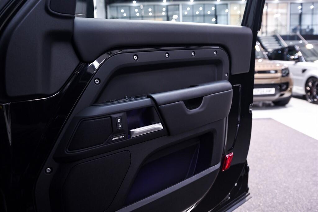 Land Rover Defender 90 - Image 27