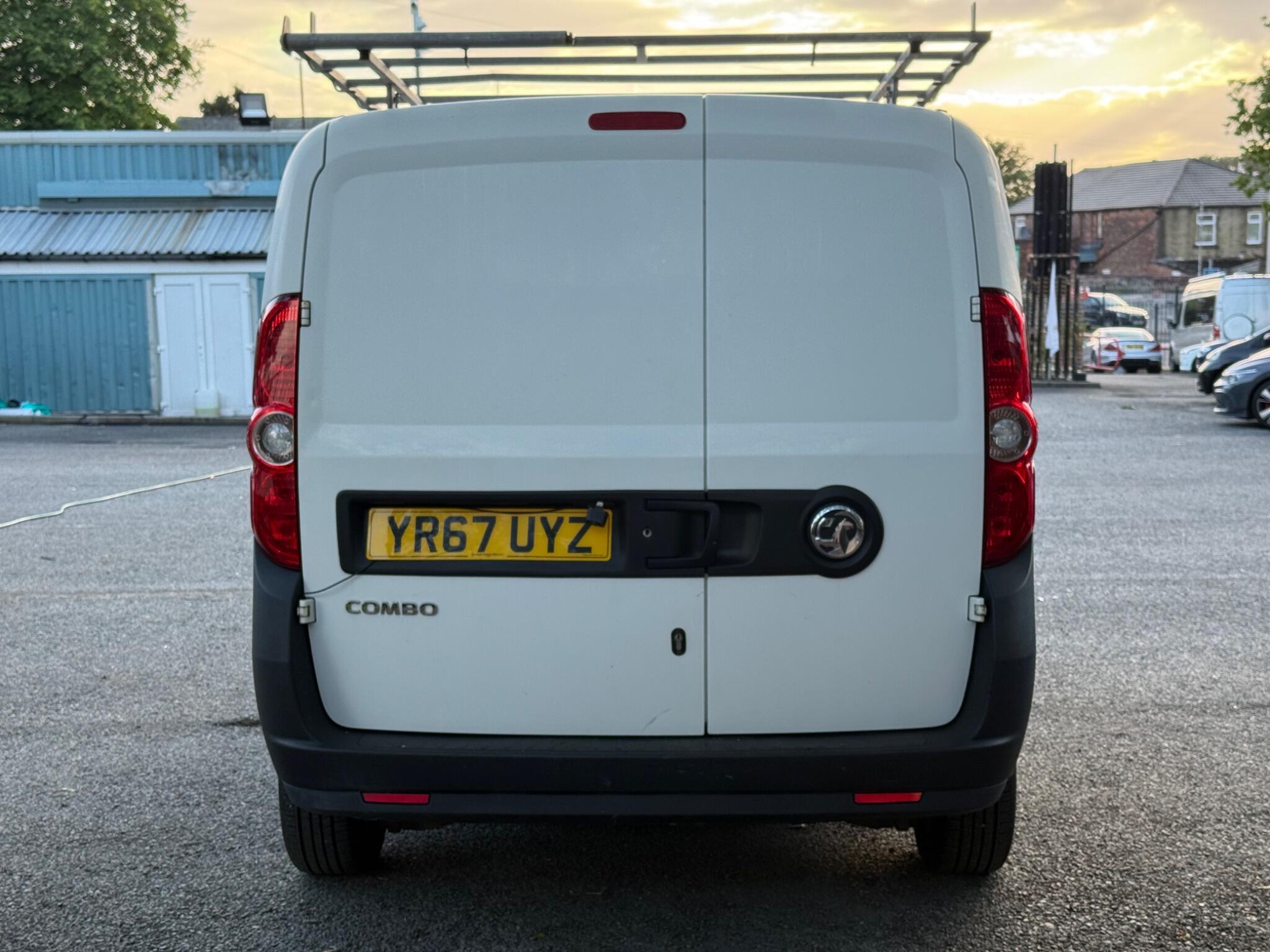 Vauxhall Combo - Image 9