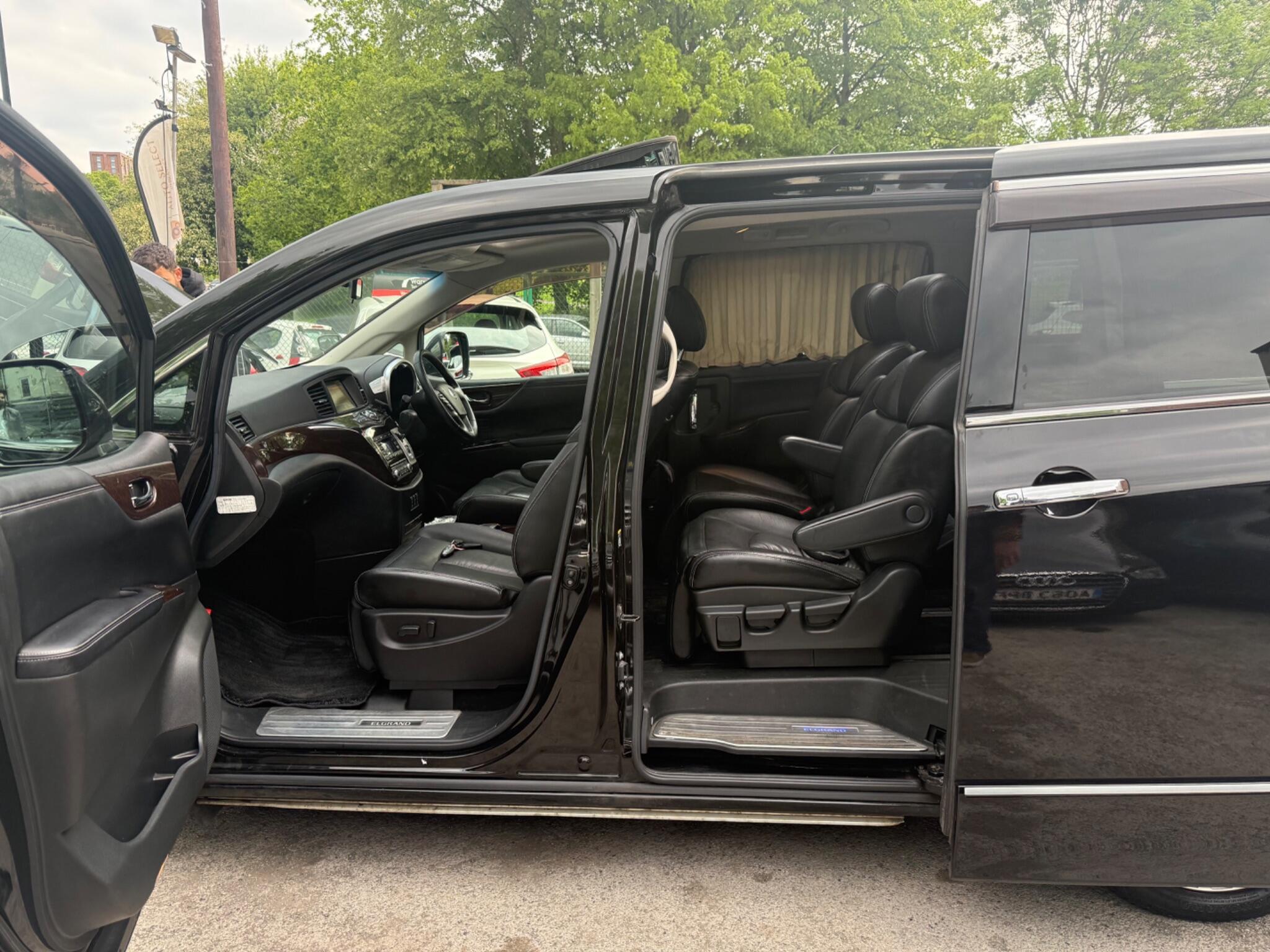 Nissan Elgrand - Image 35