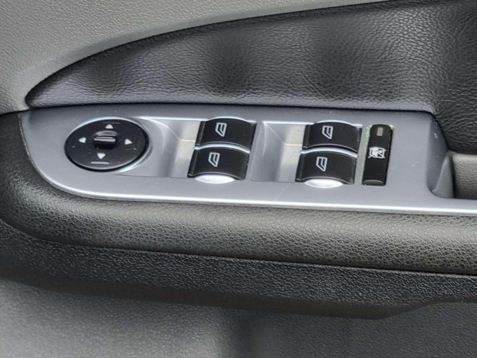 Ford Focus - Image 29