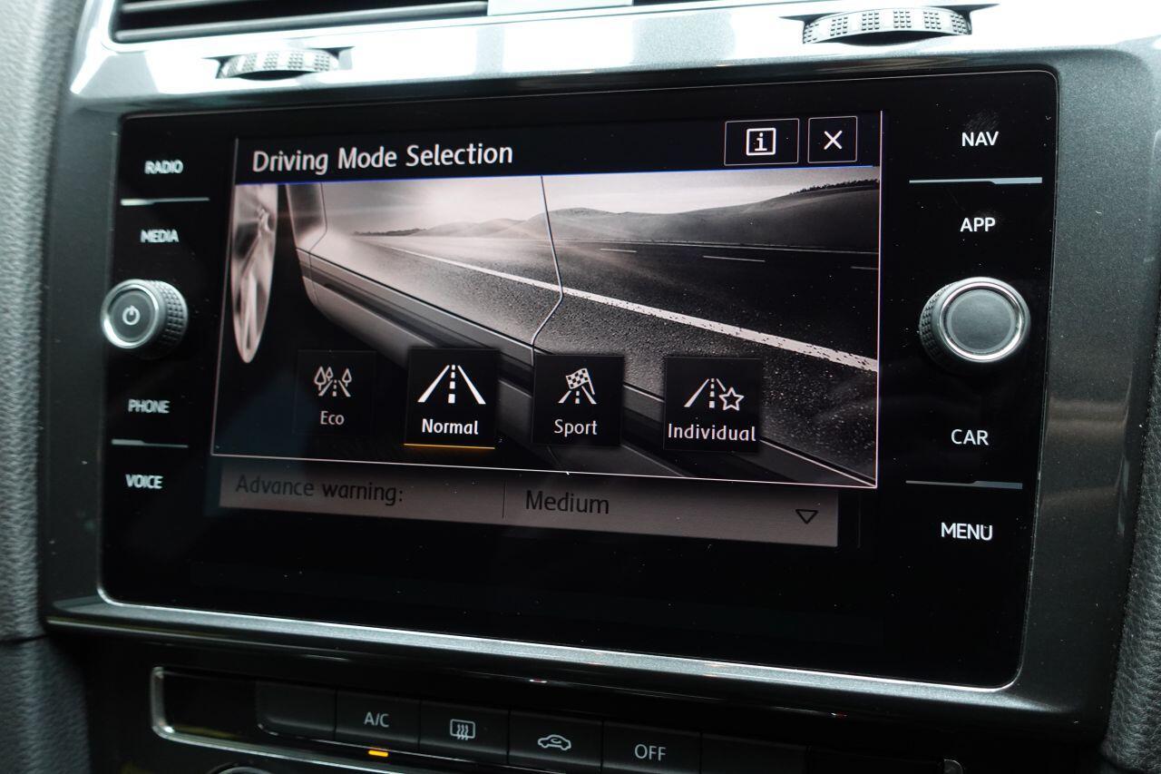 Volkswagen Golf - Image 32