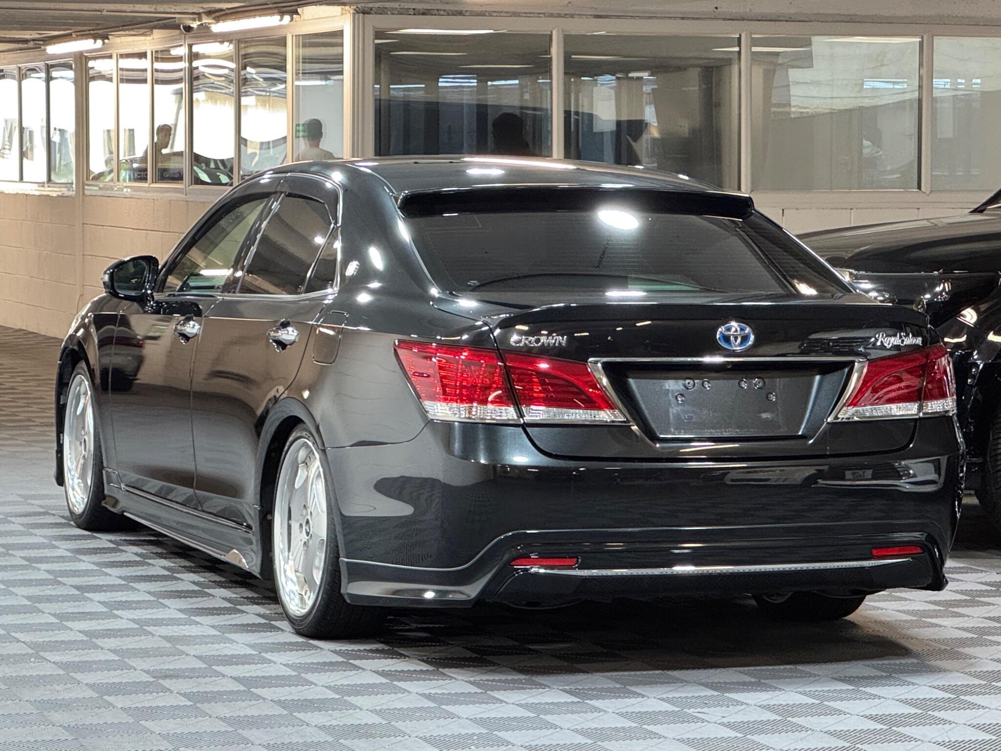 Toyota CROWN - Image 3