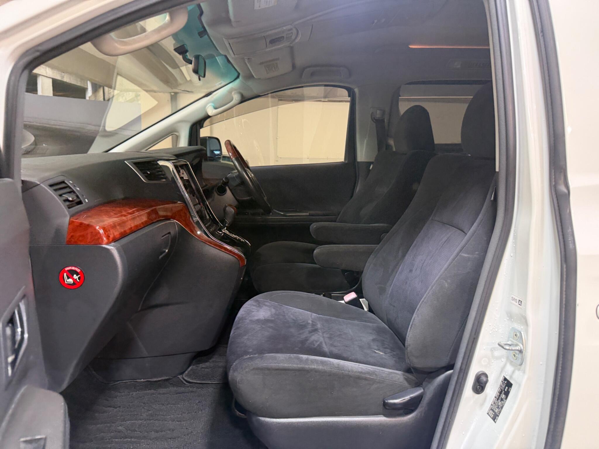 Toyota Vellfire - Image 9