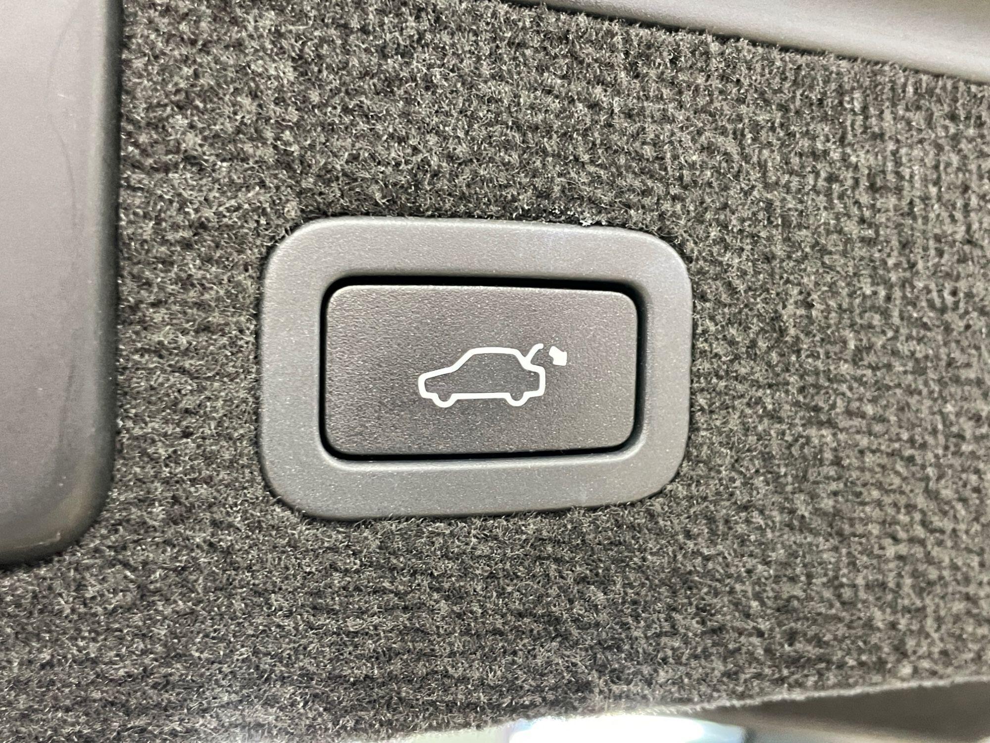 Jaguar XF - Image 19
