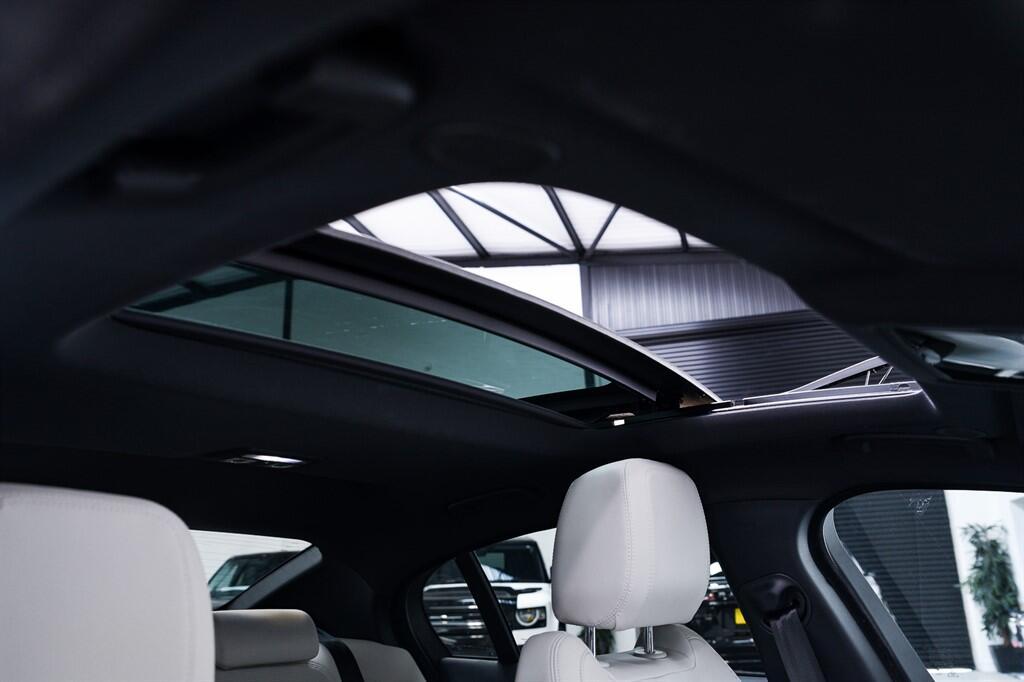 Jaguar XE - Image 4