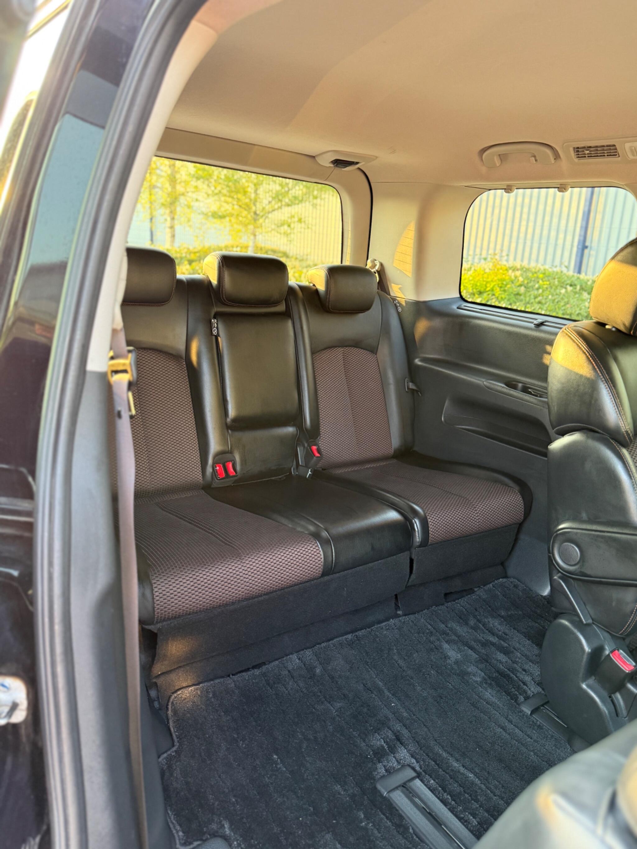 Nissan Elgrand - Image 28