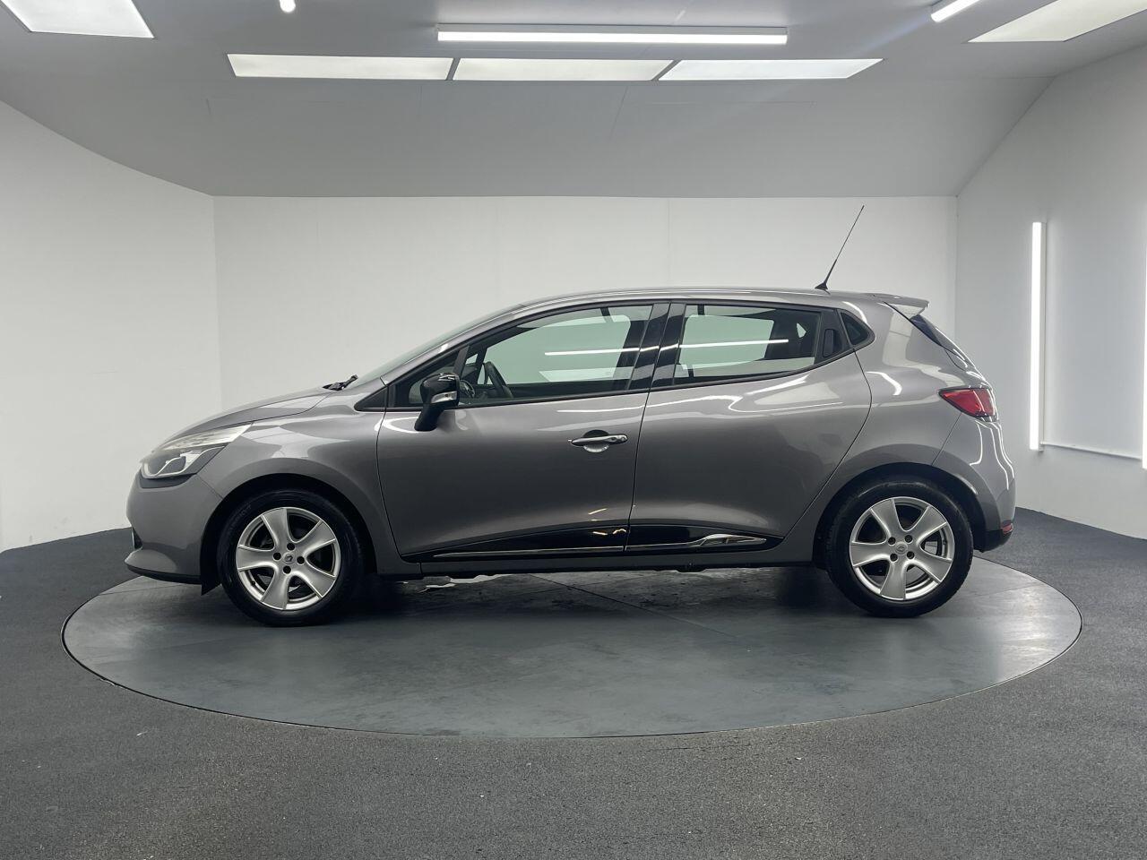 Renault Clio - Image 16