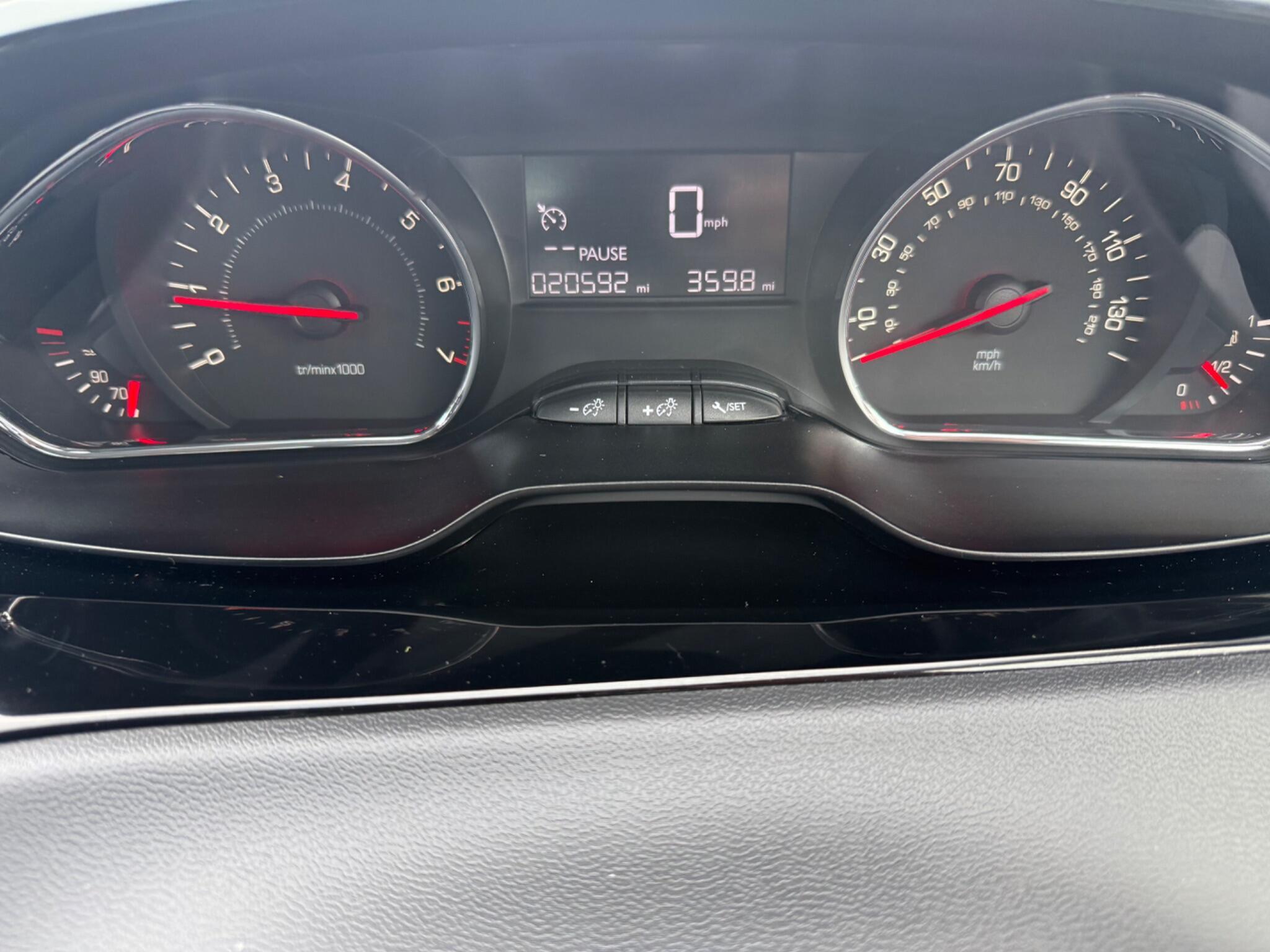 Peugeot 208 - Image 15