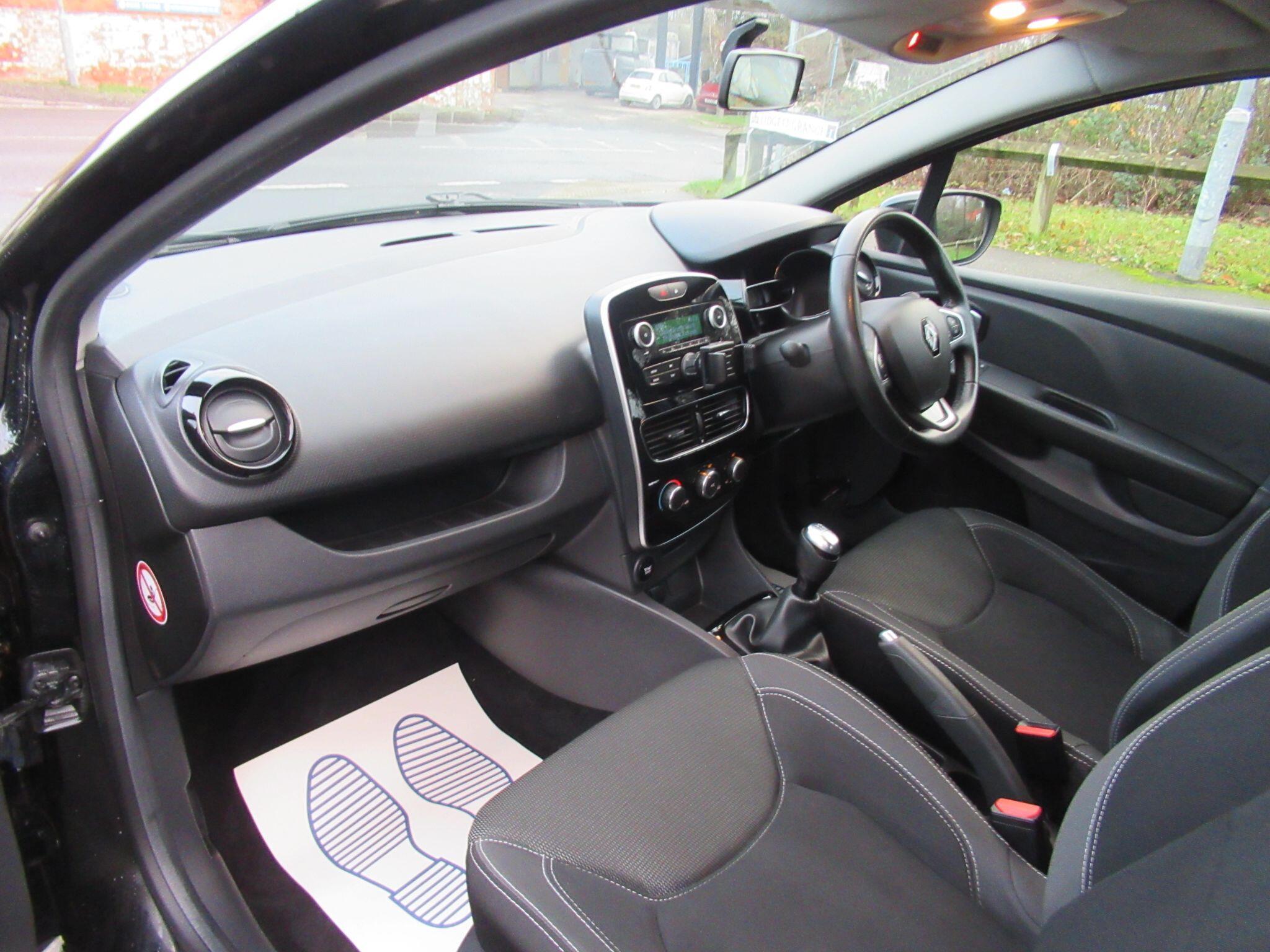 Renault Clio - Image 13