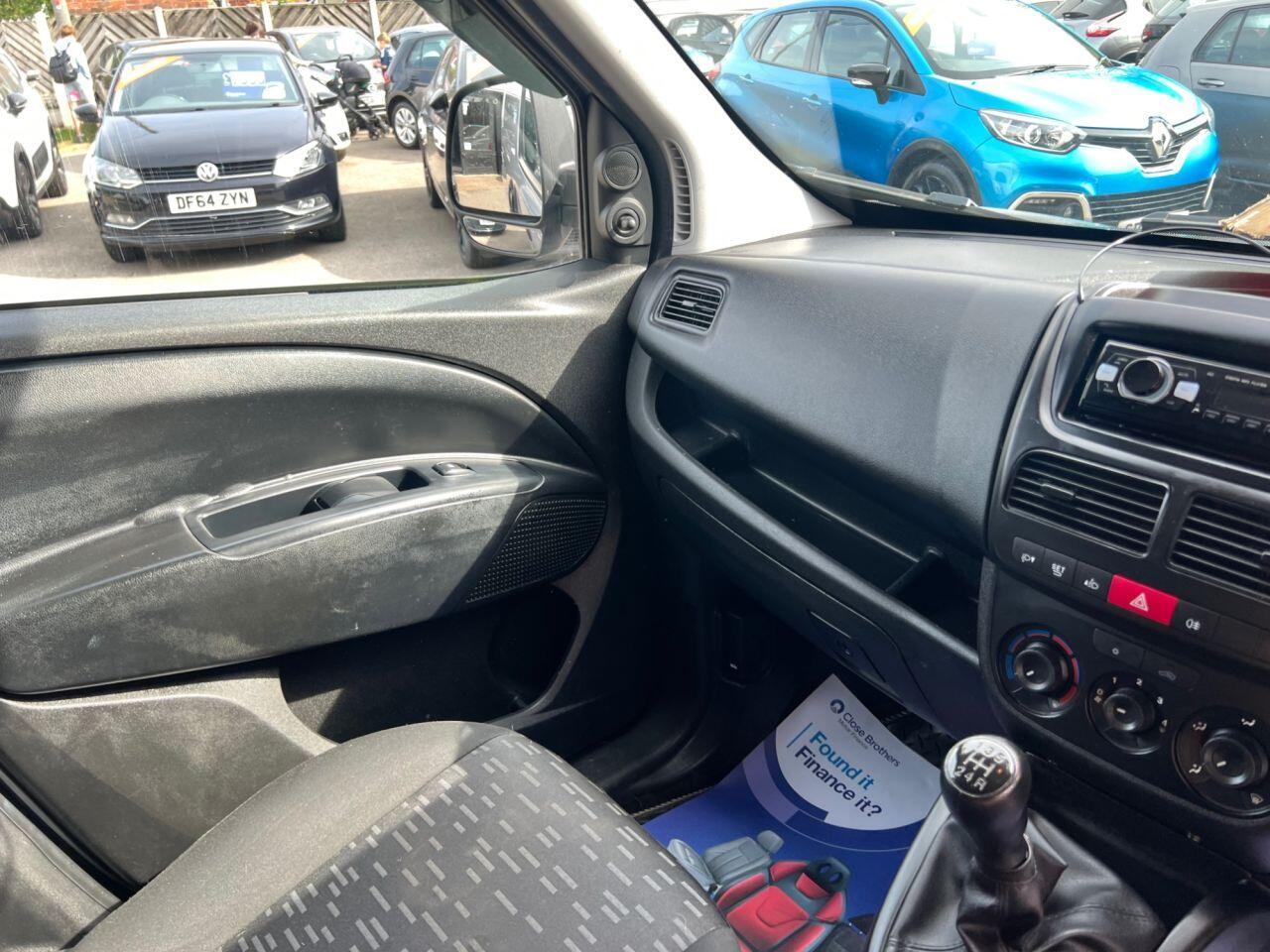 Vauxhall Combo - Image 20