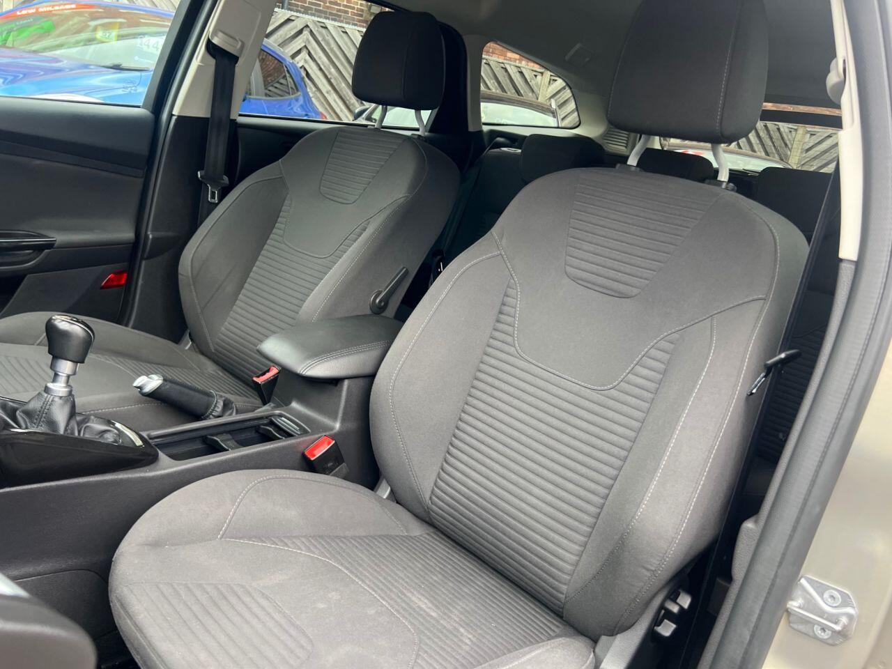 Ford Focus - Image 18