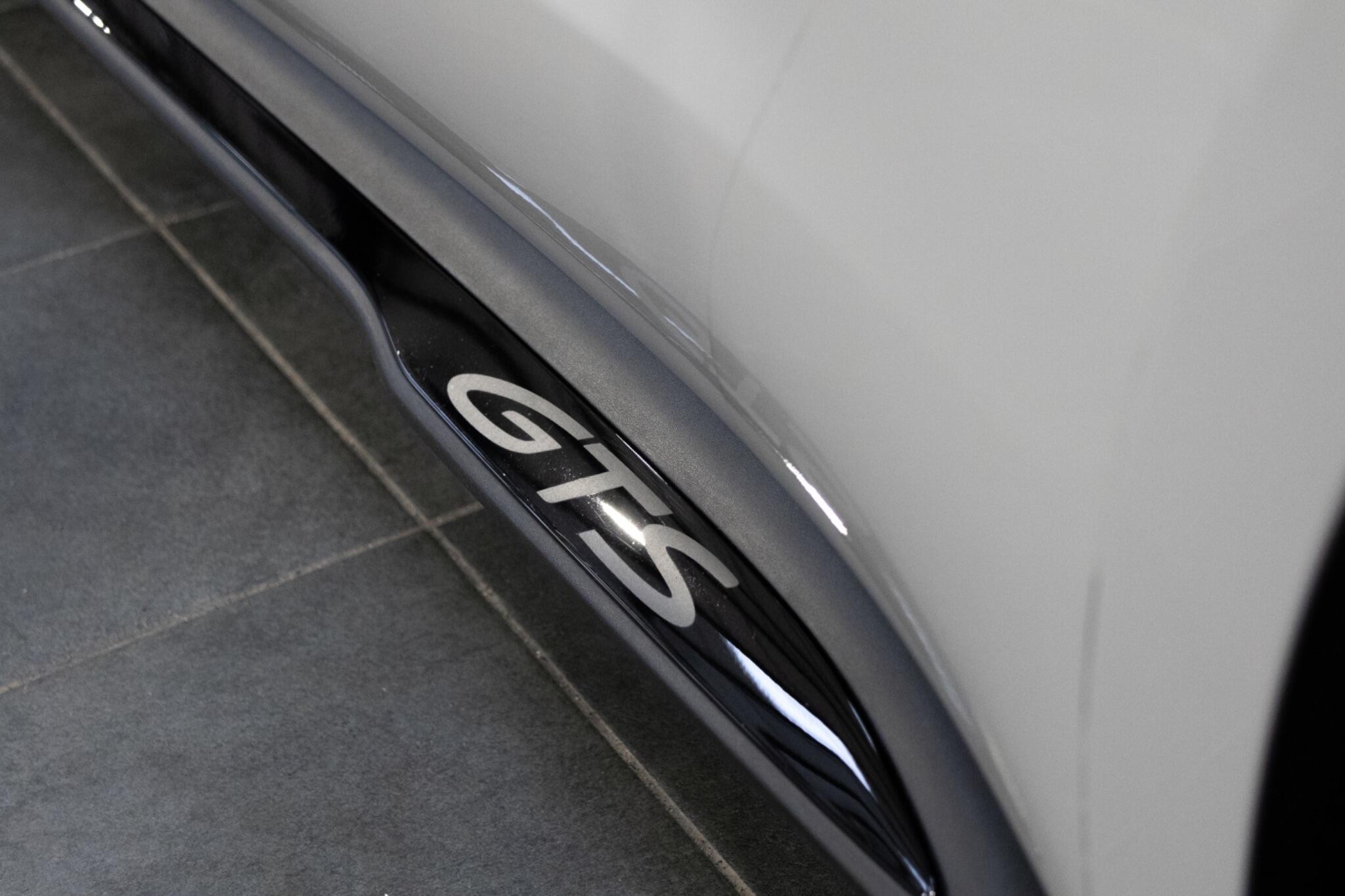 Porsche Taycan - Image 16