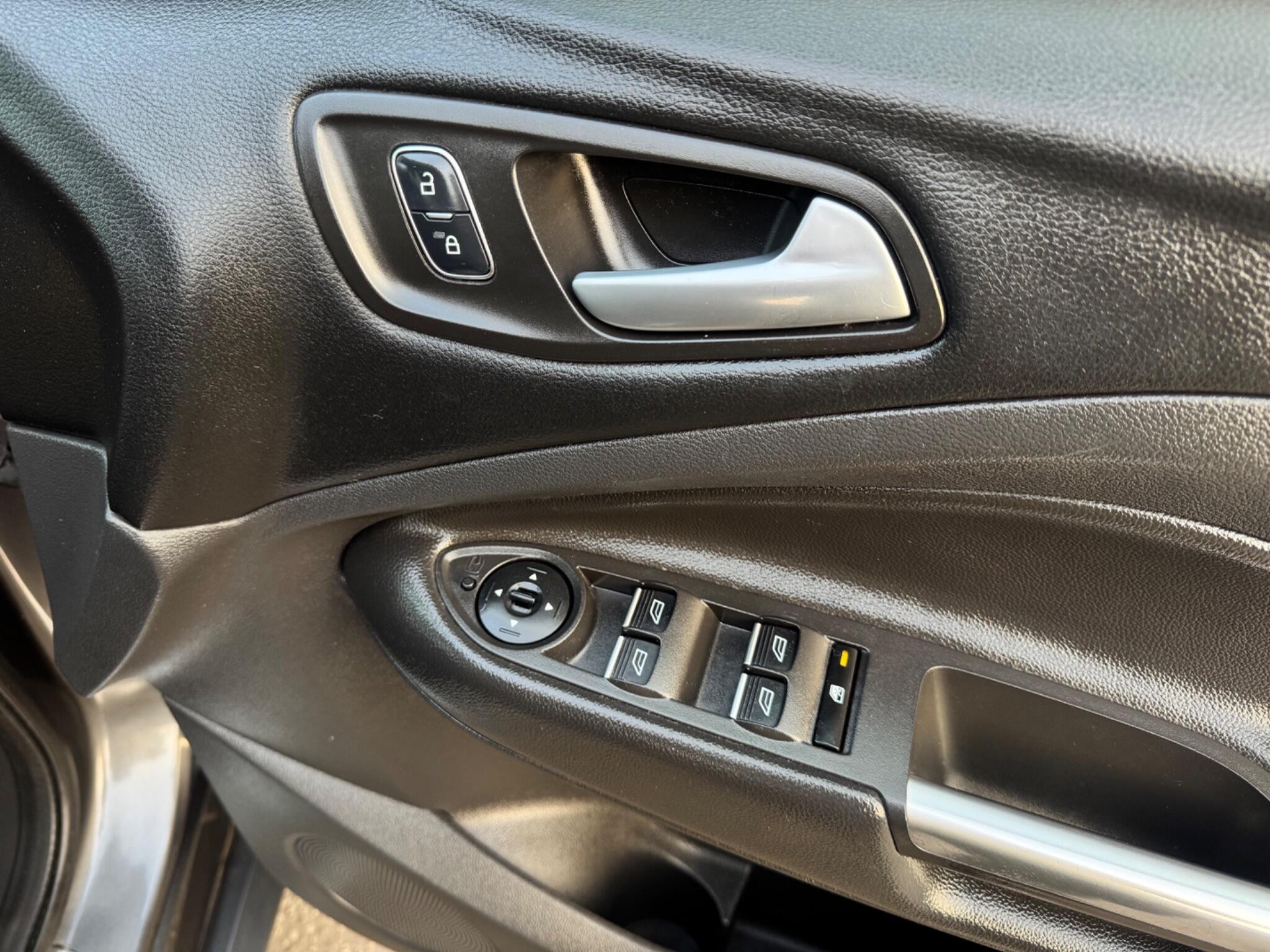 Ford Kuga - Image 25