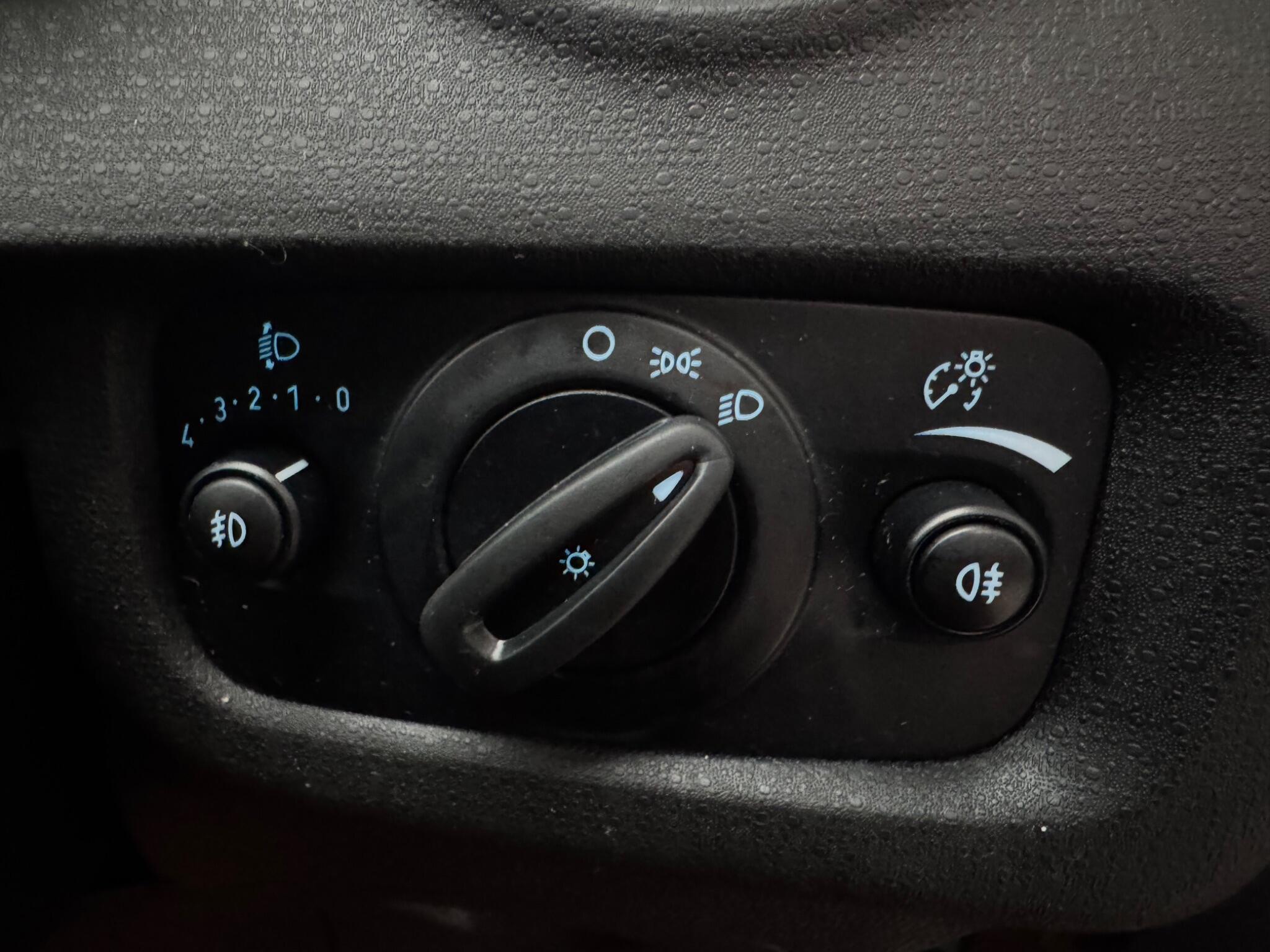 Ford Fiesta - Image 19