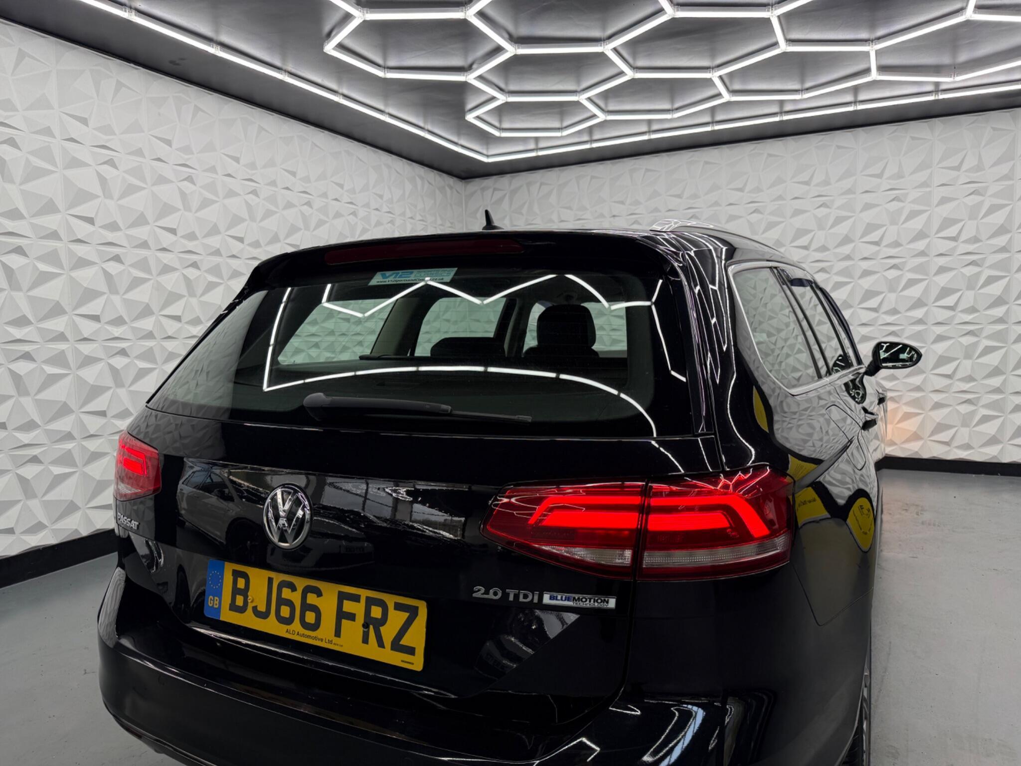 Volkswagen Passat - Image 17