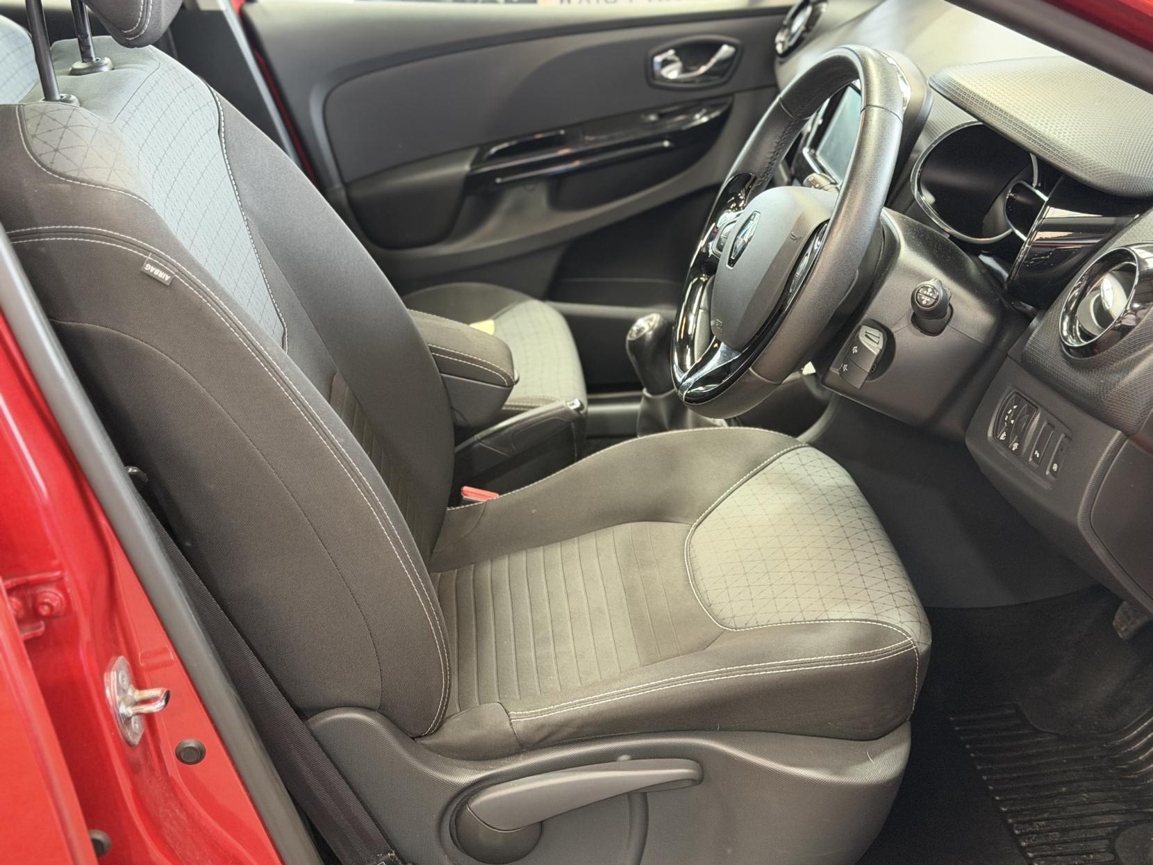 Renault Clio - Image 19