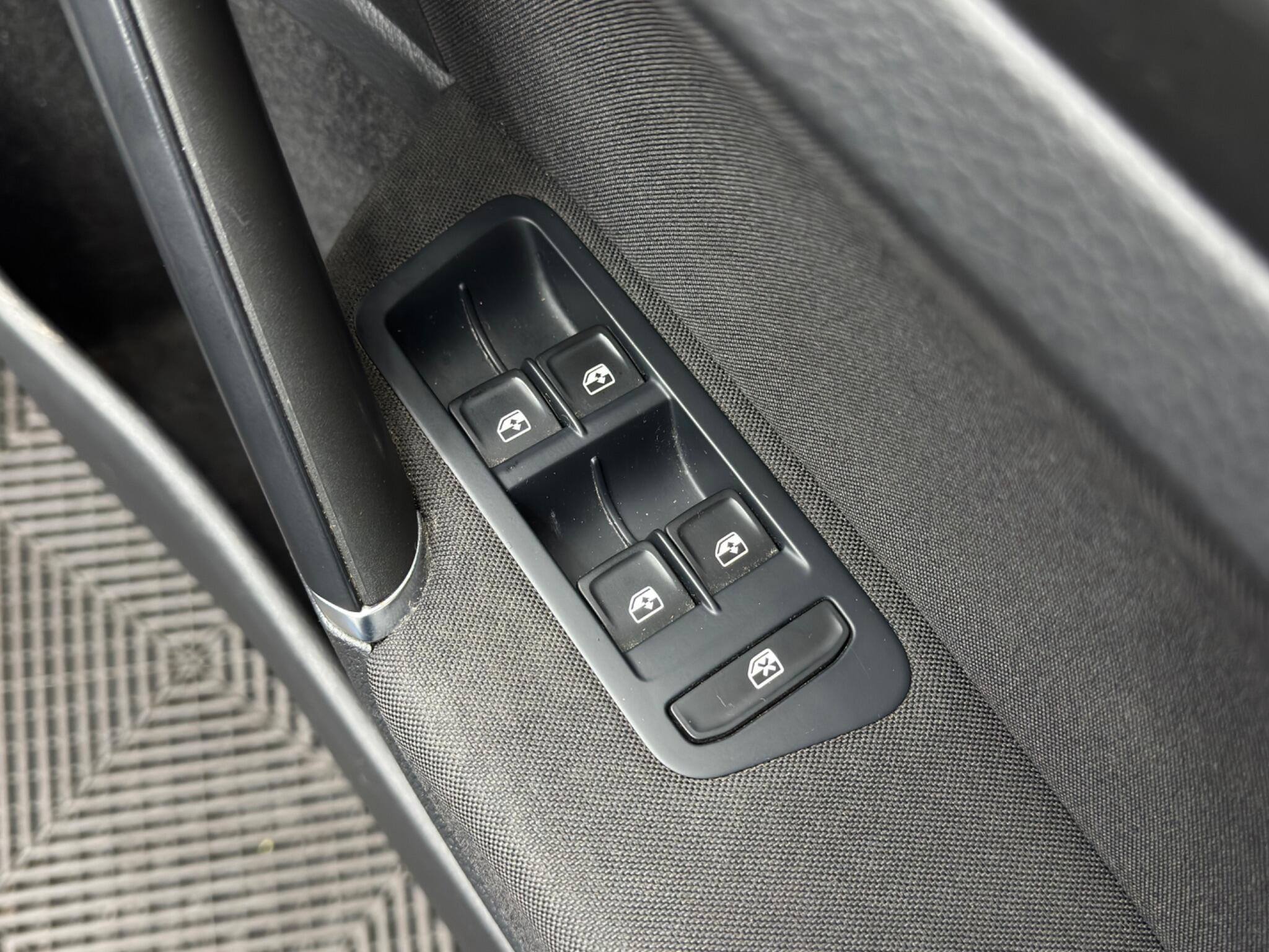 Volkswagen Golf - Image 41