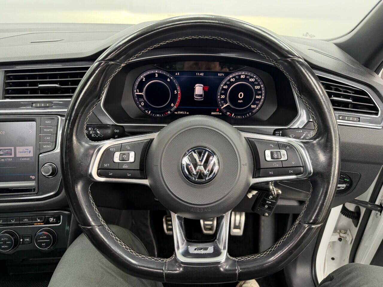 Volkswagen Tiguan - Image 30