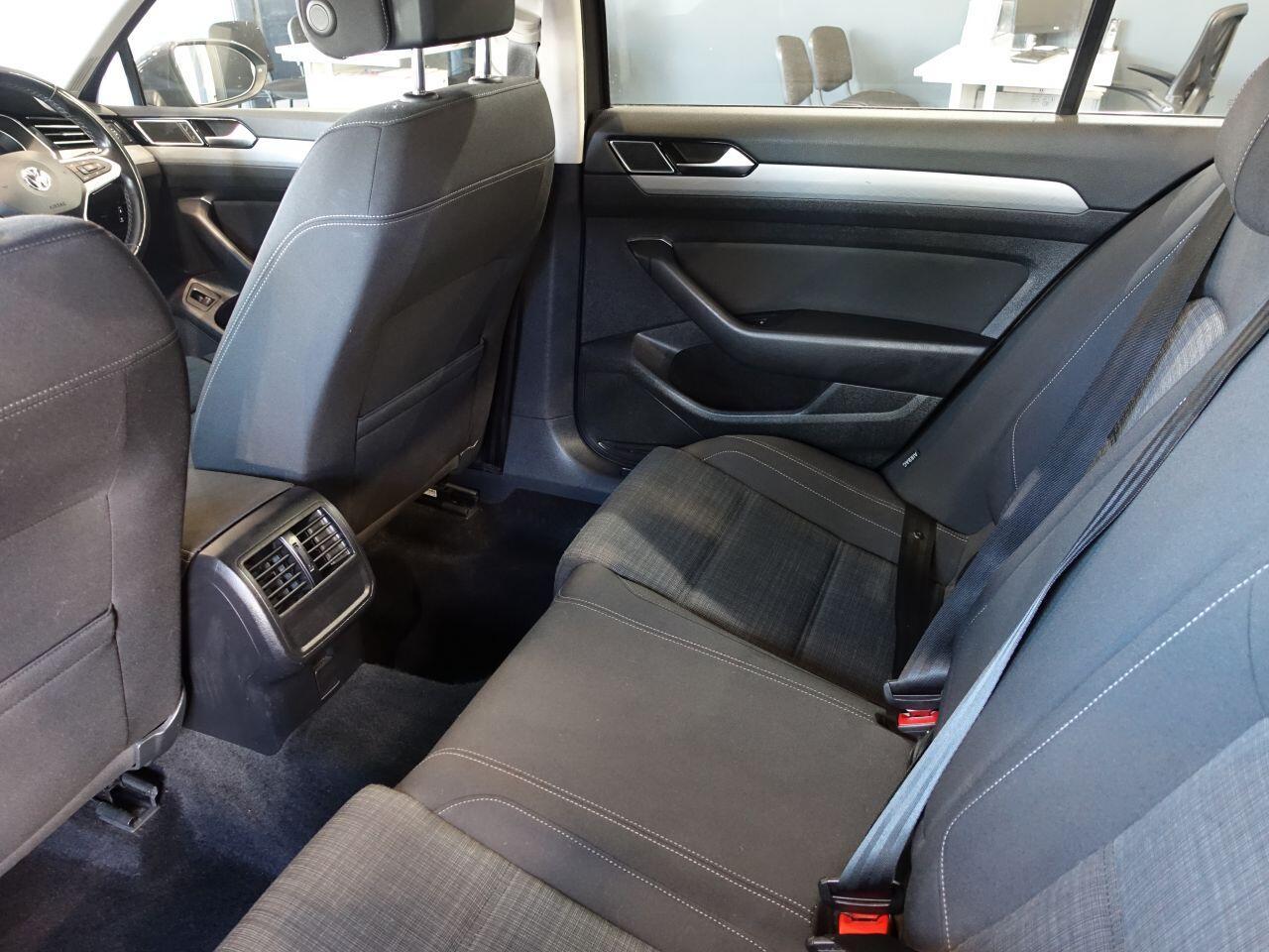 Volkswagen Passat - Image 16