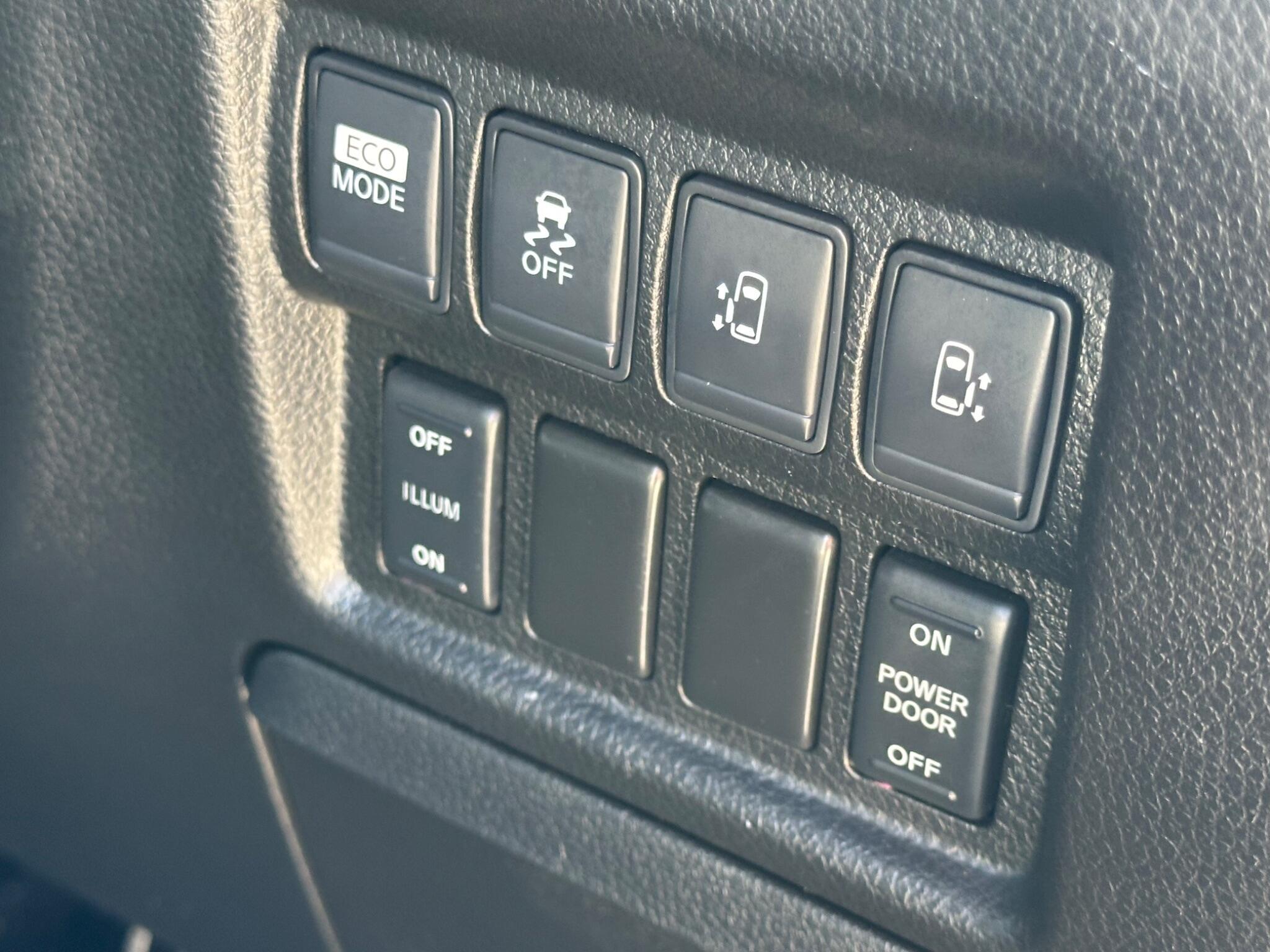 Nissan Elgrand - Image 15