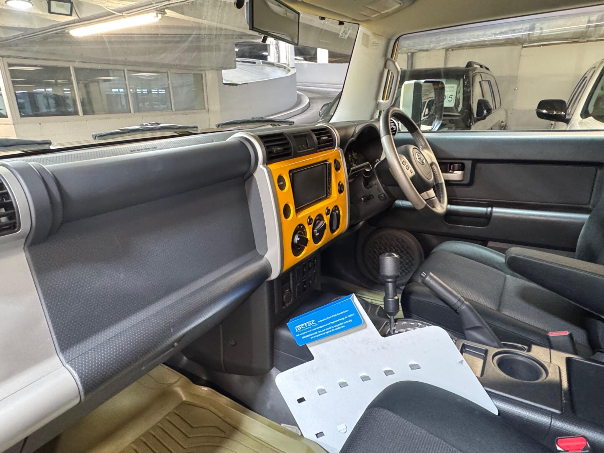 Toyota FJ CRUISER - Image 10