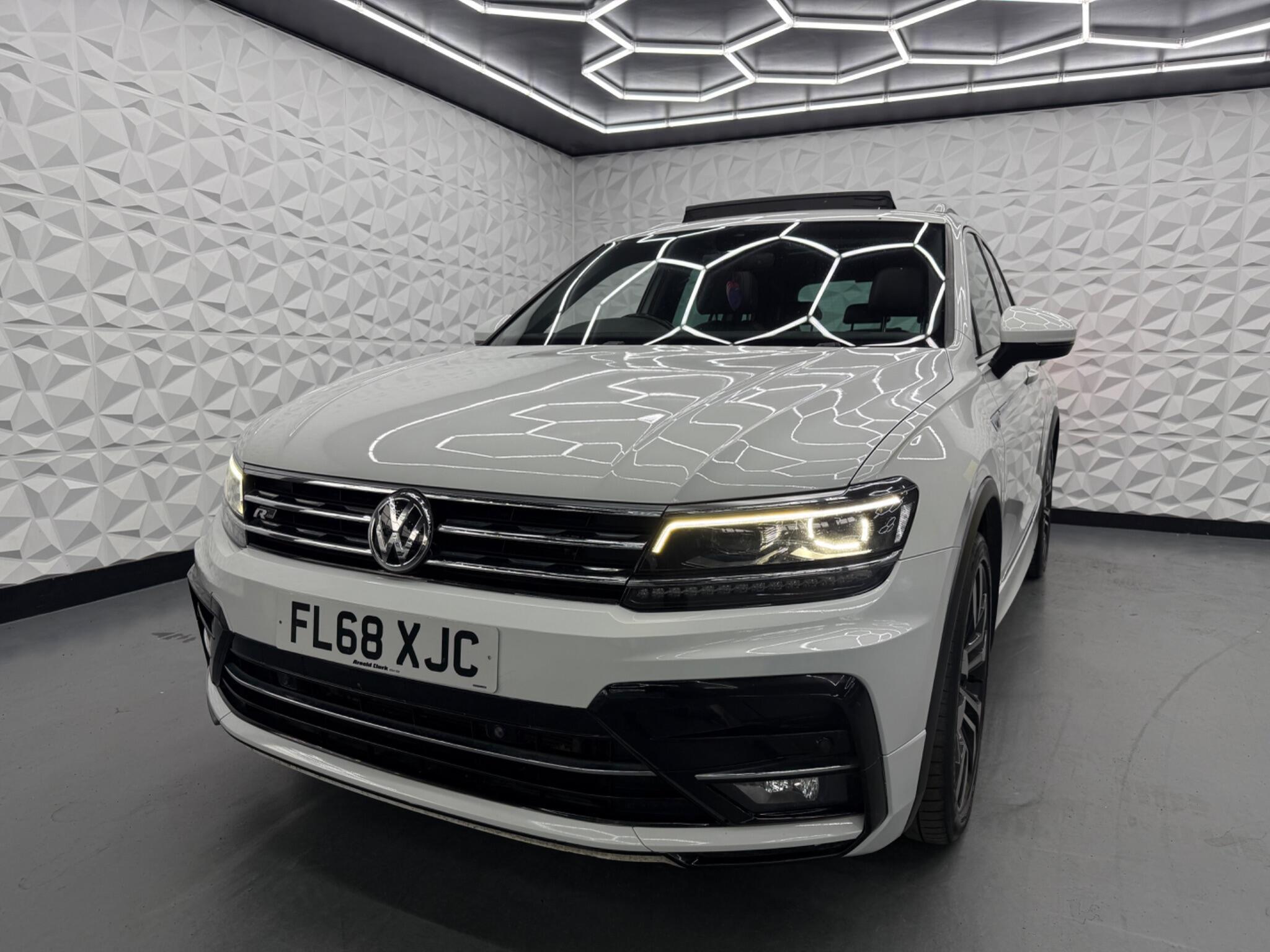 Volkswagen Tiguan - Image 11