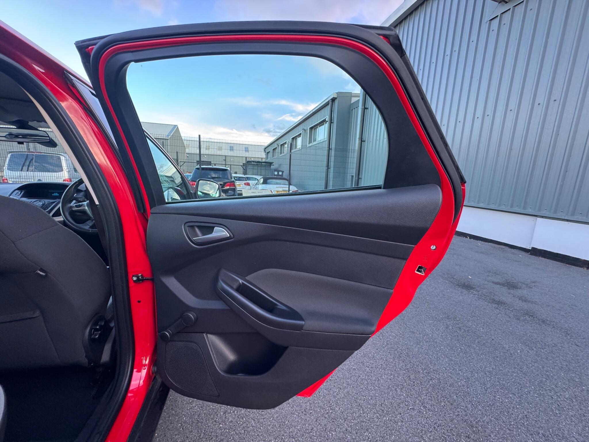 Ford Focus - Image 13