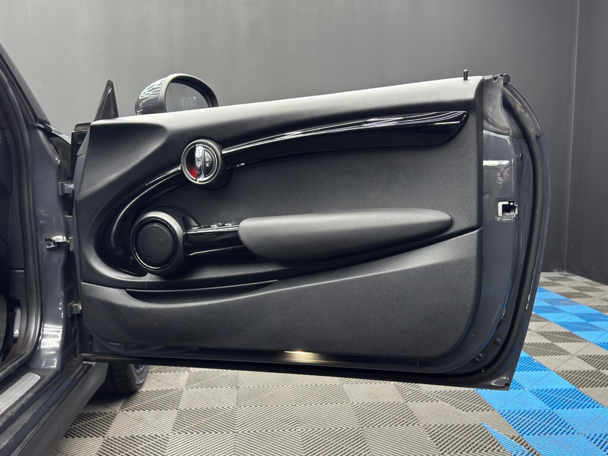 MINI Convertible - Image 40