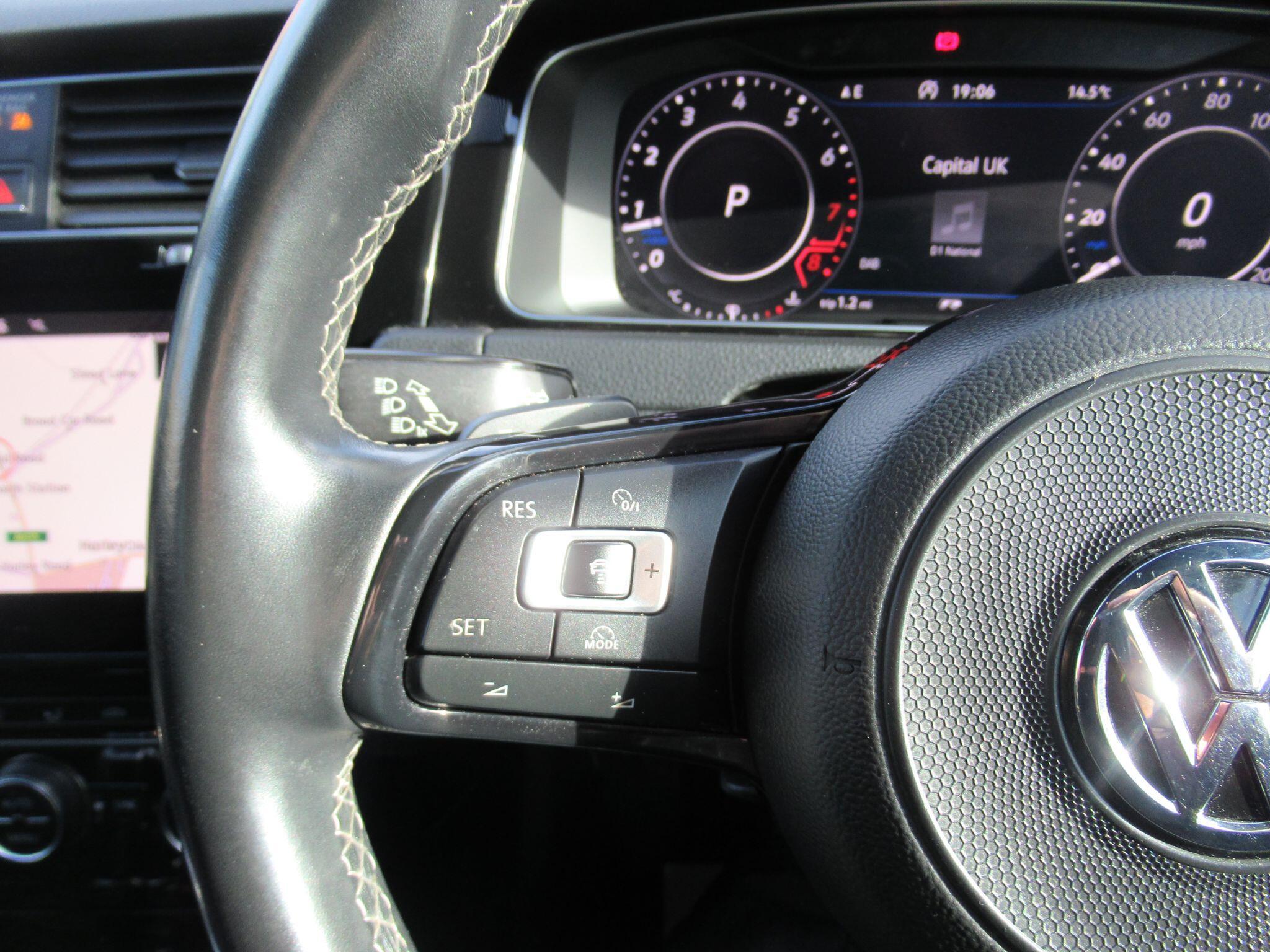 Volkswagen Golf - Image 27