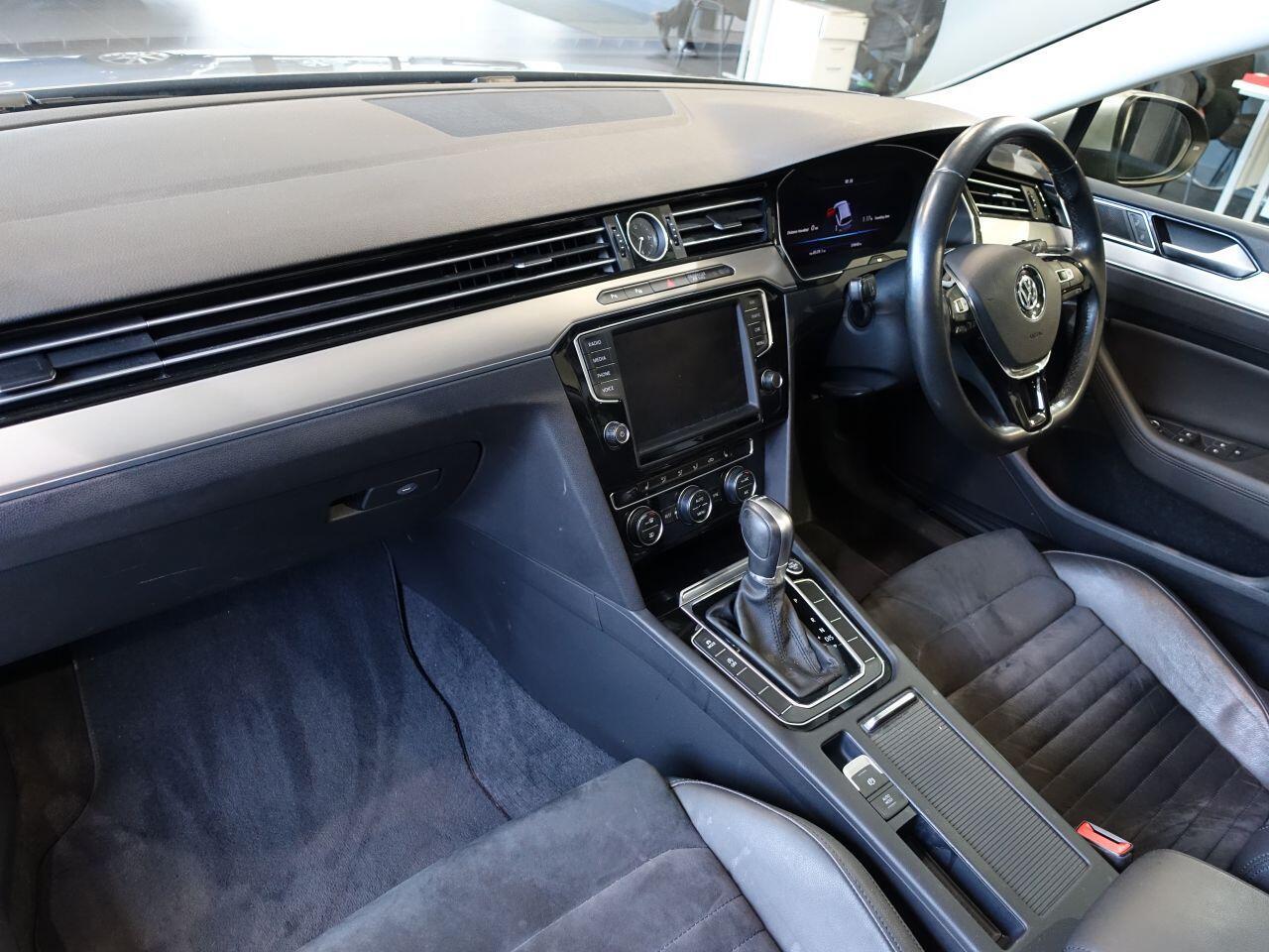 Volkswagen Passat - Image 13