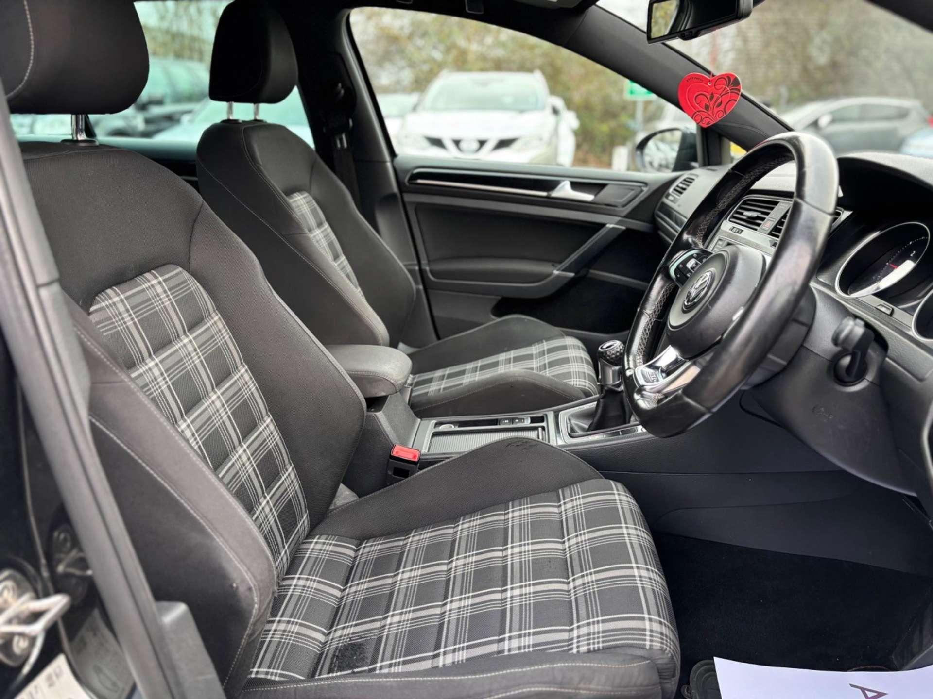 Volkswagen Golf - Image 26